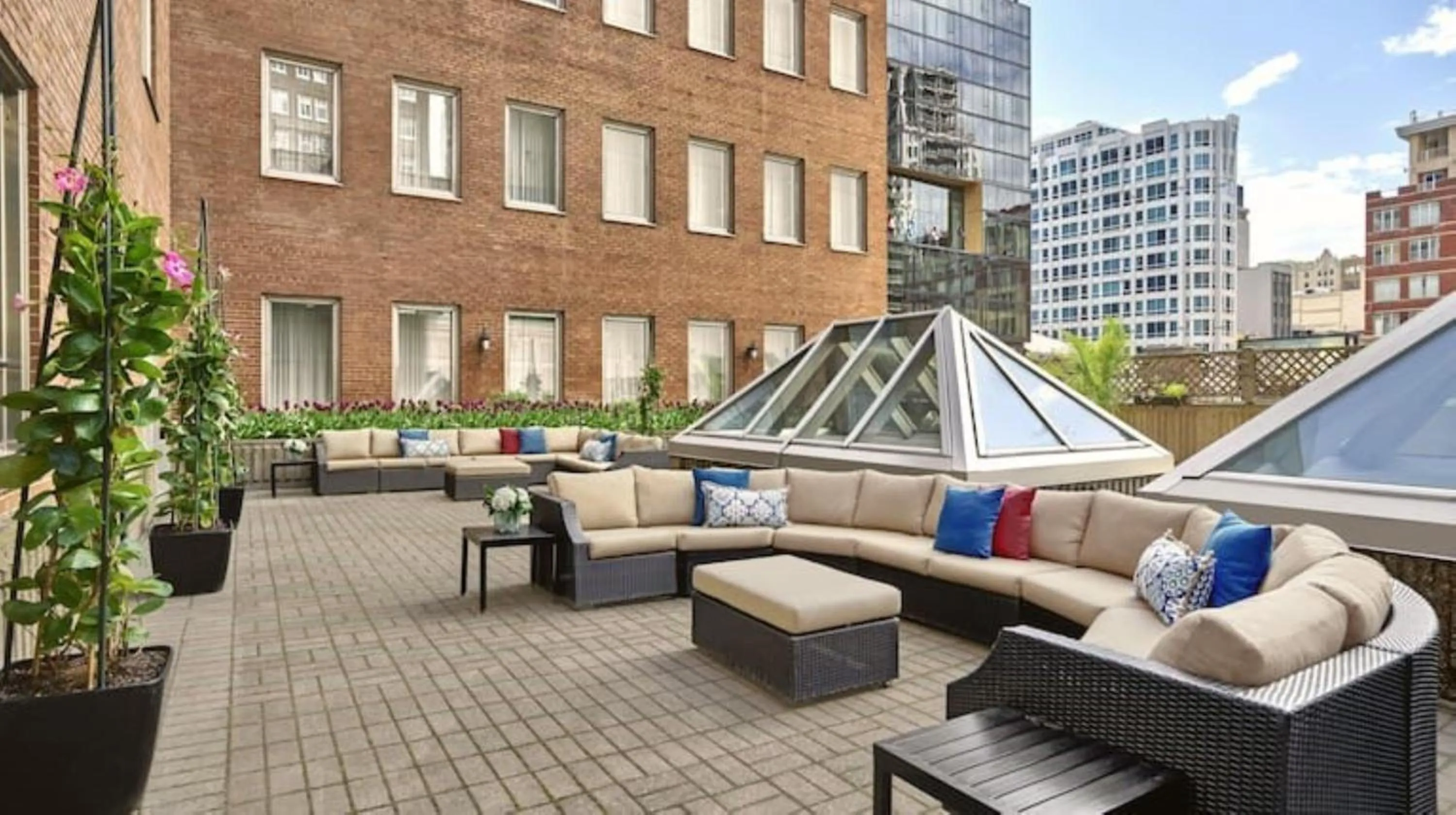 Patio in Vogue Hotel Montreal Downtown, Curio Collection by Hilton