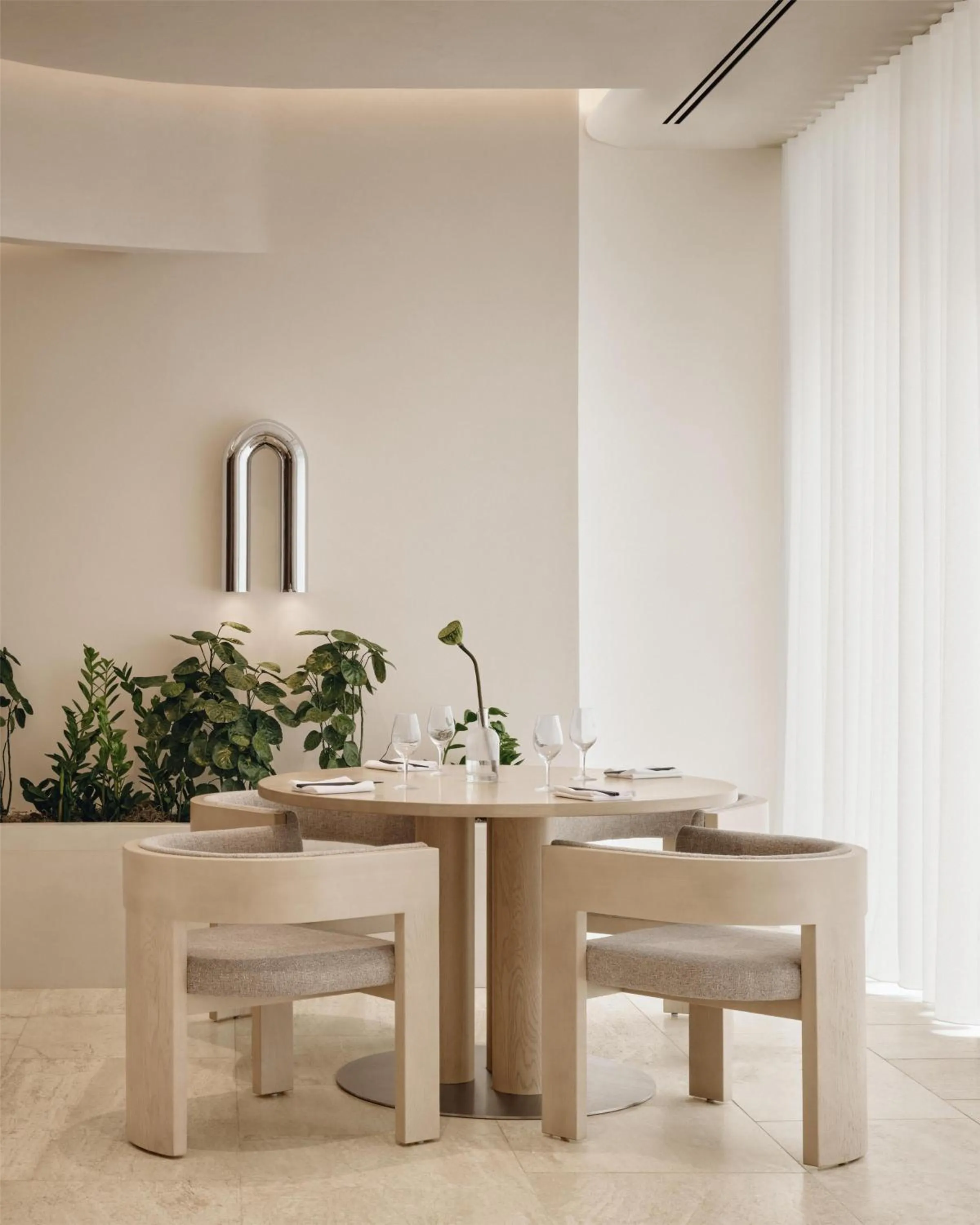 Restaurant/places to eat in Vogue Hotel Montreal Downtown, Curio Collection by Hilton