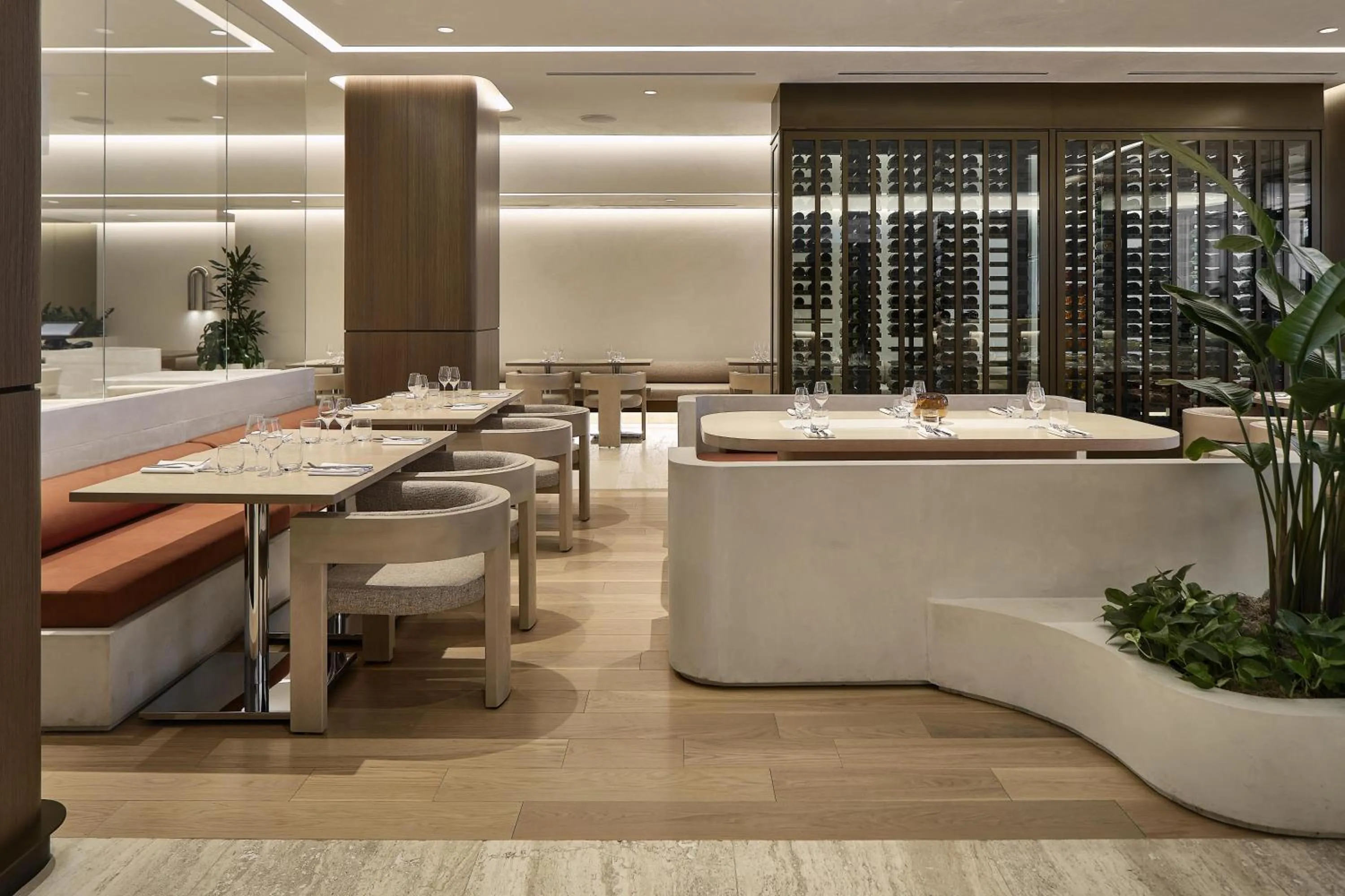 Restaurant/places to eat in Vogue Hotel Montreal Downtown, Curio Collection by Hilton