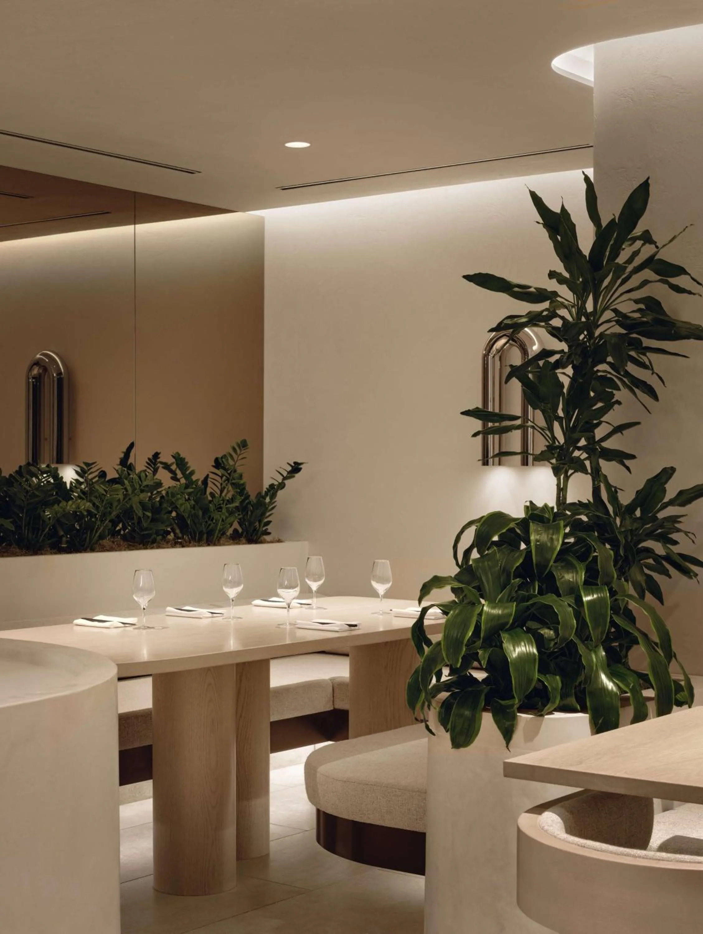 Restaurant/places to eat in Vogue Hotel Montreal Downtown, Curio Collection by Hilton