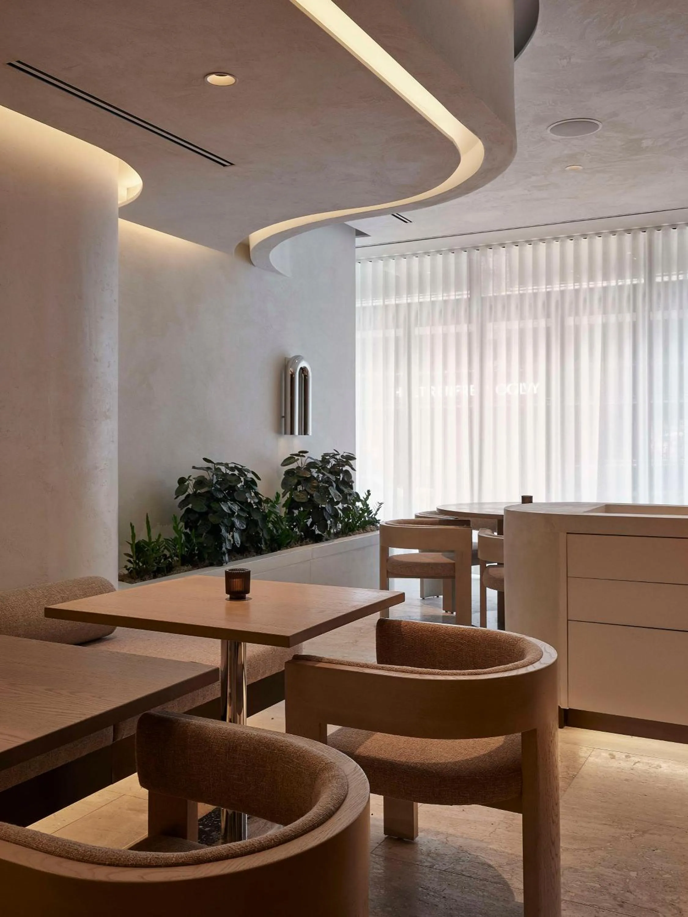 Restaurant/places to eat in Vogue Hotel Montreal Downtown, Curio Collection by Hilton