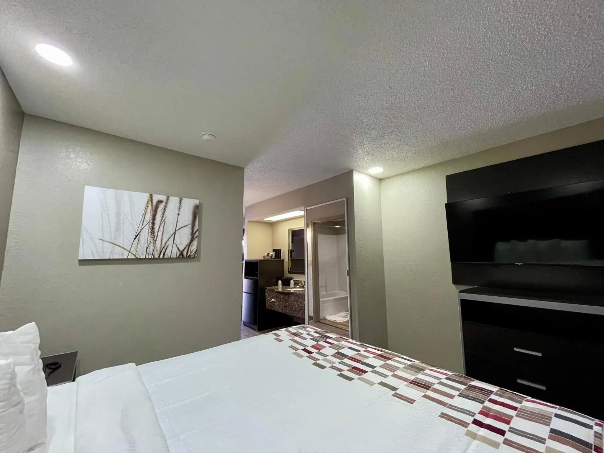 Suite King Room Non-Smoking in Red Roof Inn & Suites Jackson - Richland Suite King Room Non-Smoking in Red Roof Inn & Suites Jackson - Richland