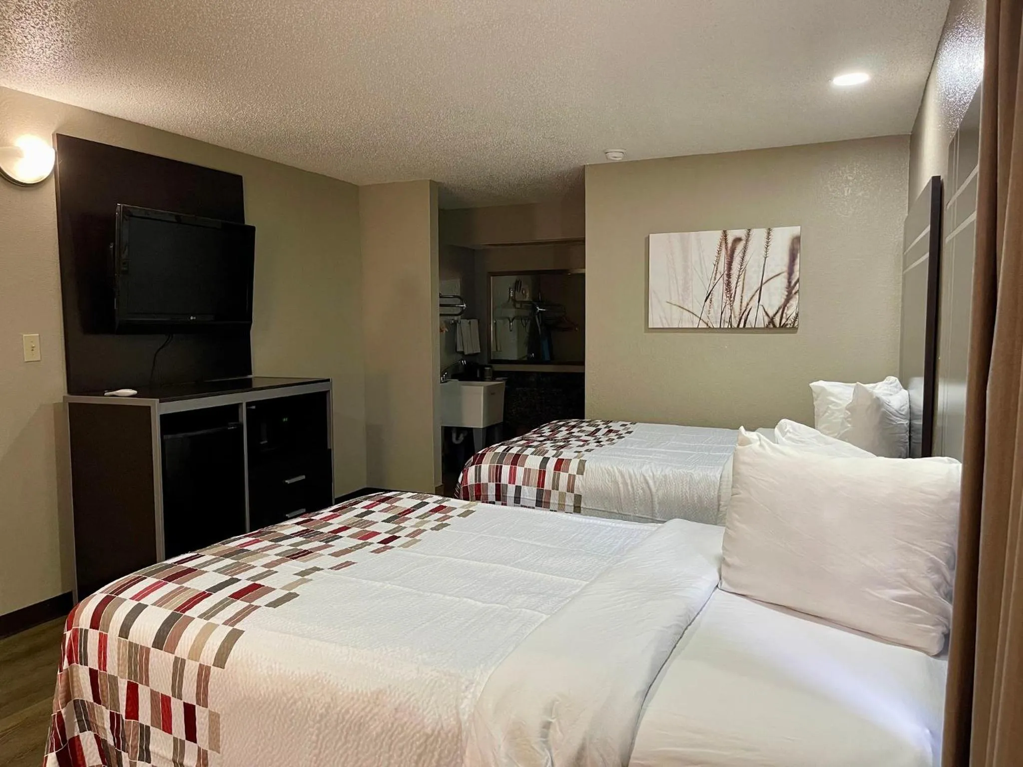 Photo of the whole room, Bed in Red Roof Inn & Suites Jackson - Richland