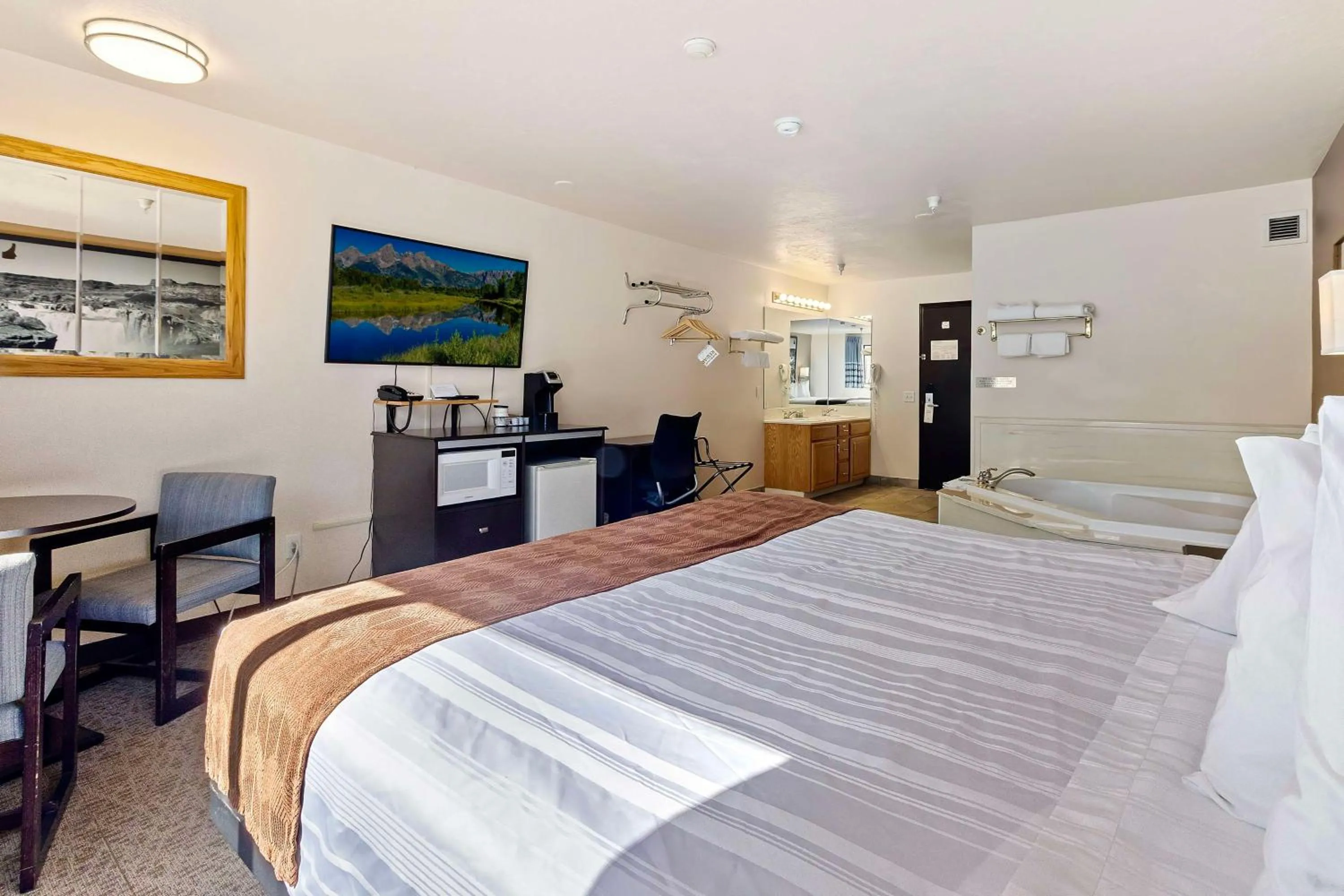 Photo of the whole room, Bed in SureStay Hotel by Best Western Twin Falls