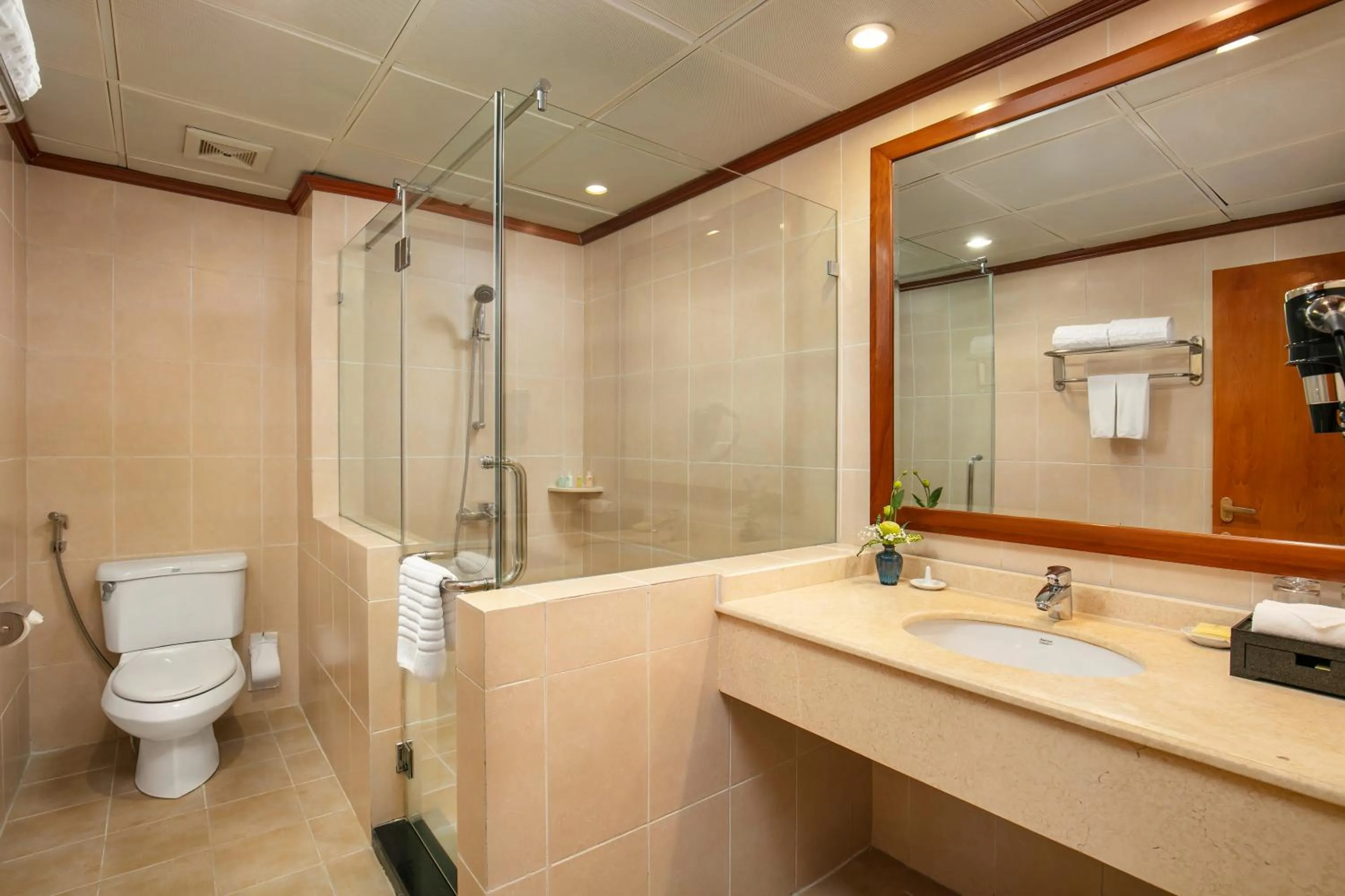 Shower in Nam Cuong Hai Duong Hotel
