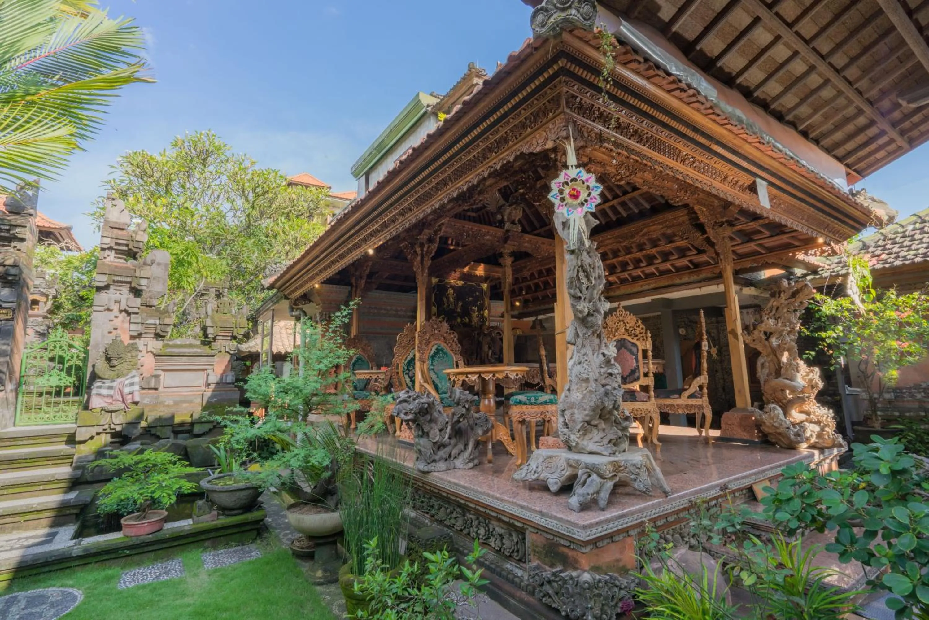 Communal lounge/ TV room in Sania's House