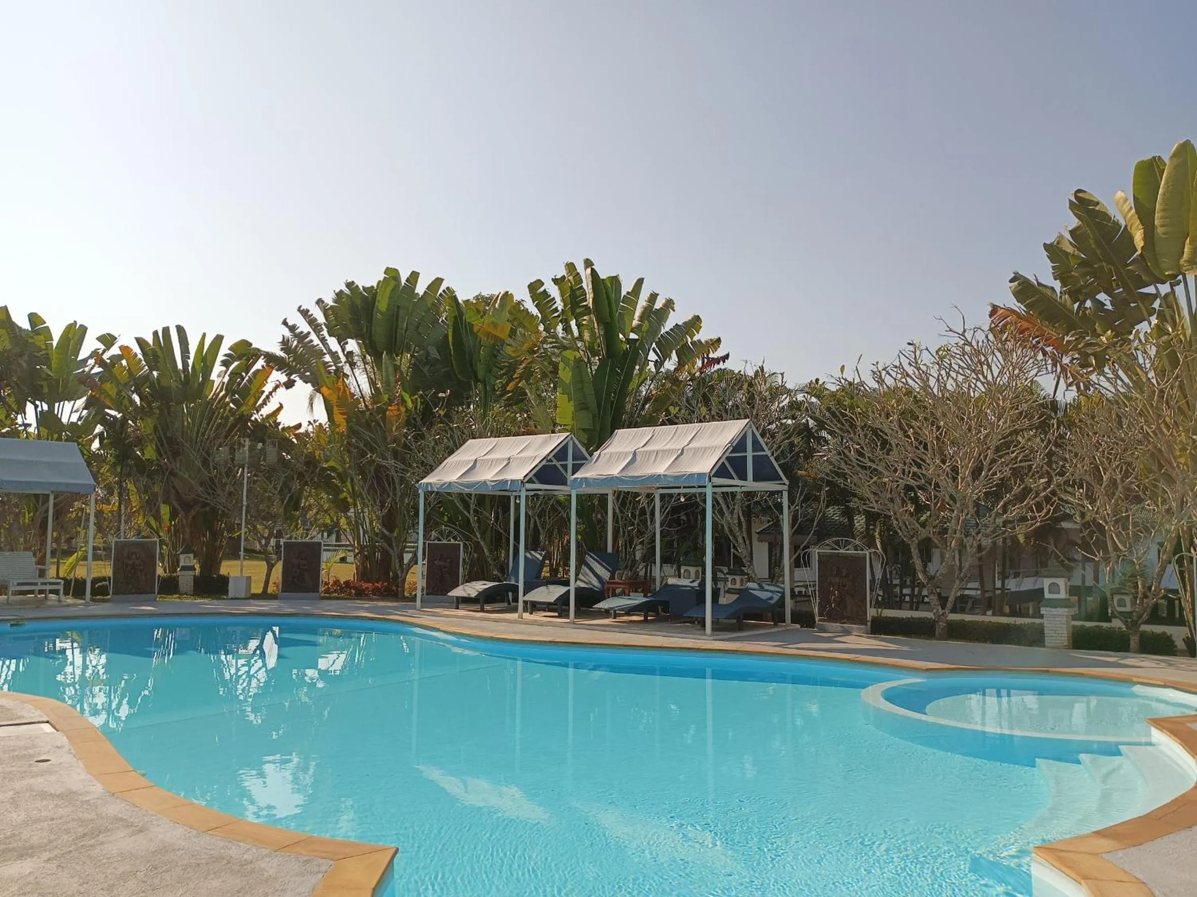 Swimming pool in Silamanee Resort & Spa Hotel