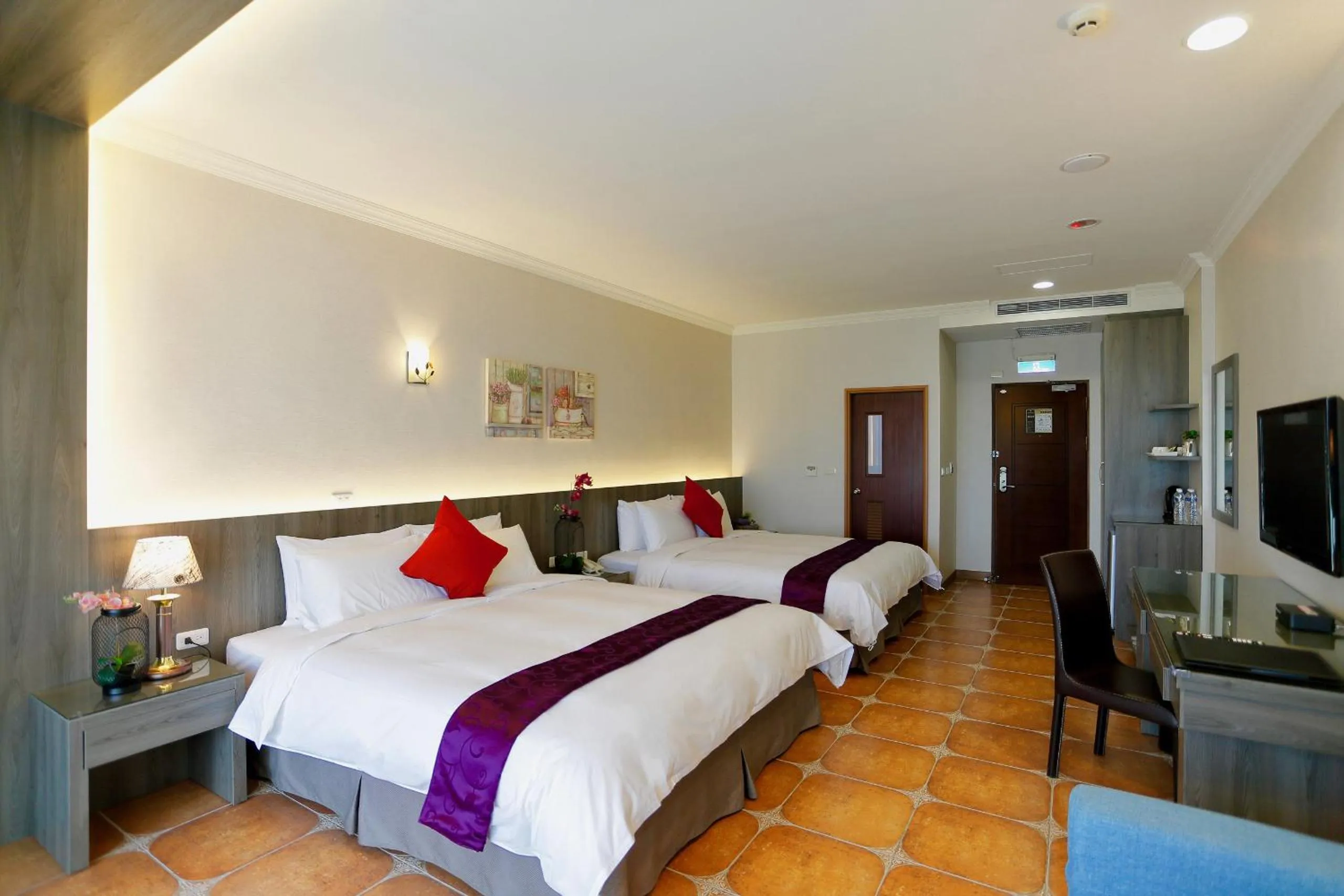 Photo of the whole room, Bed in Kending Kaying Hotel