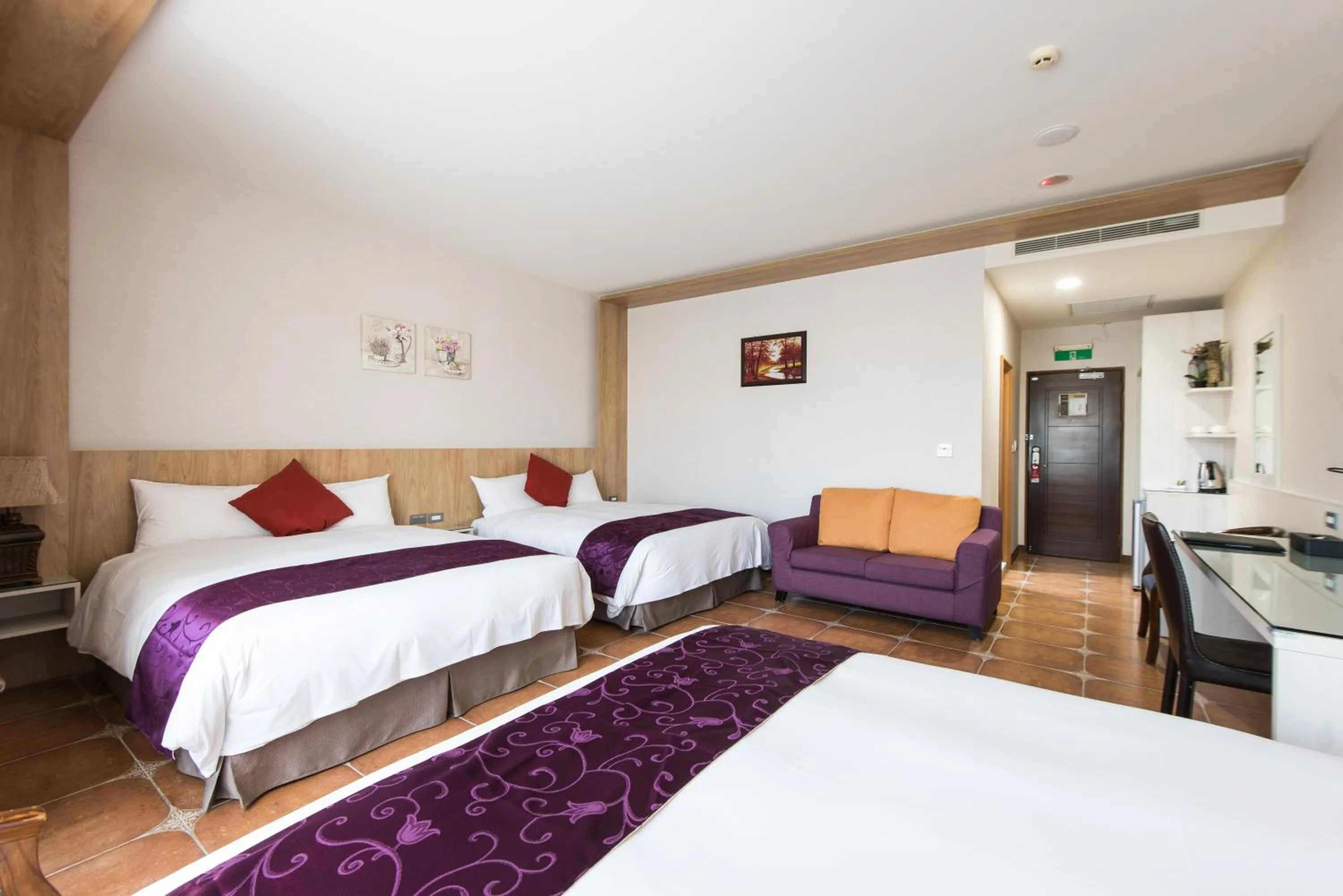 Photo of the whole room, Bed in Kending Kaying Hotel