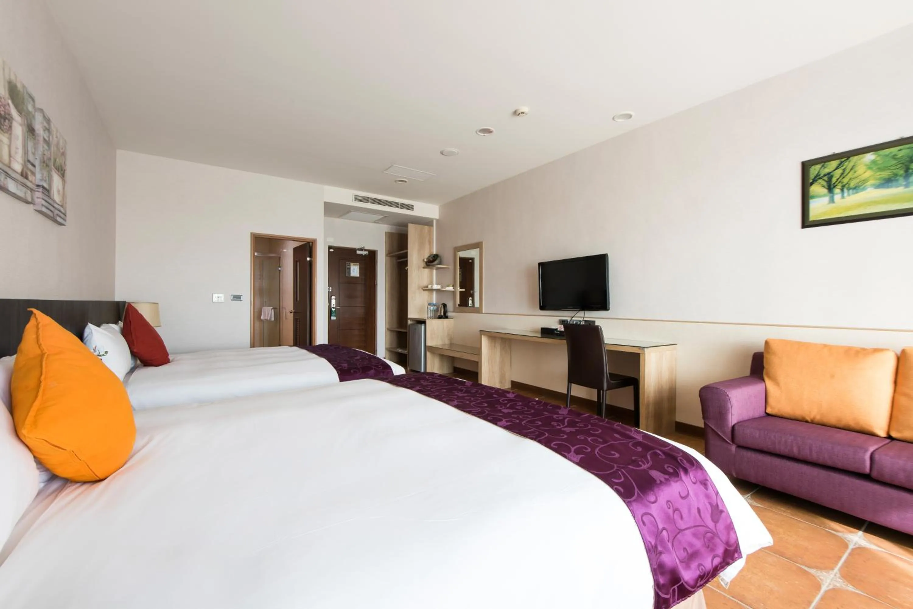 Photo of the whole room, Bed in Kending Kaying Hotel