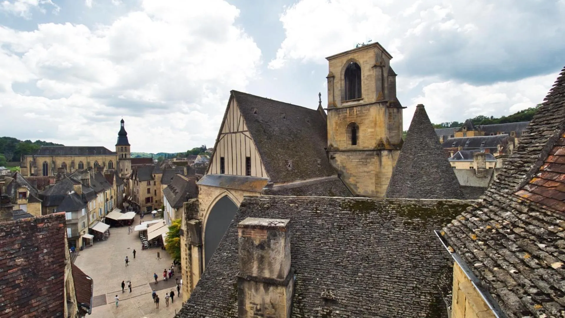 Nearby landmark in La Maison du Notaire Royal