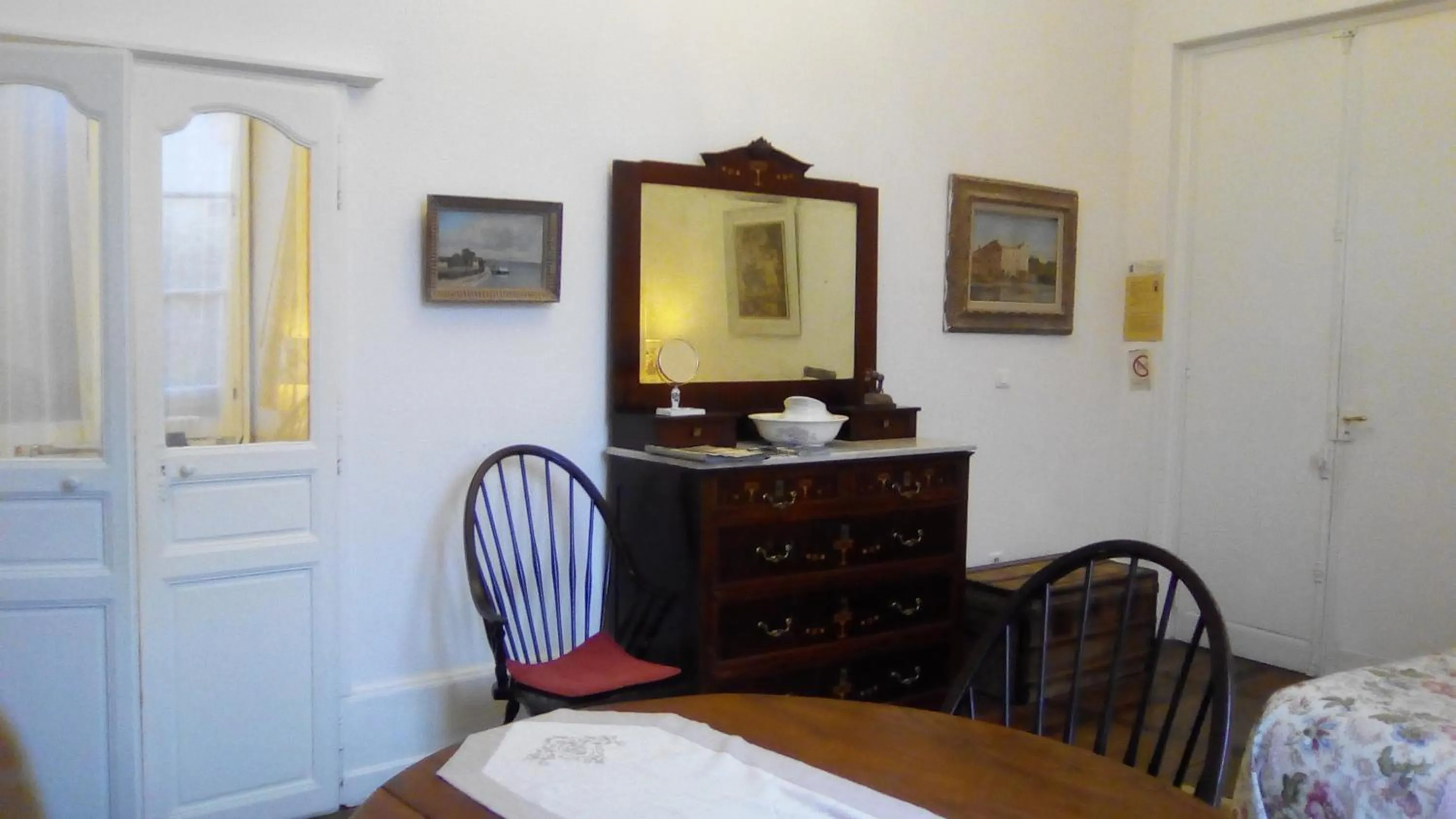 Photo of the whole room, Bed in La Maison du Notaire Royal