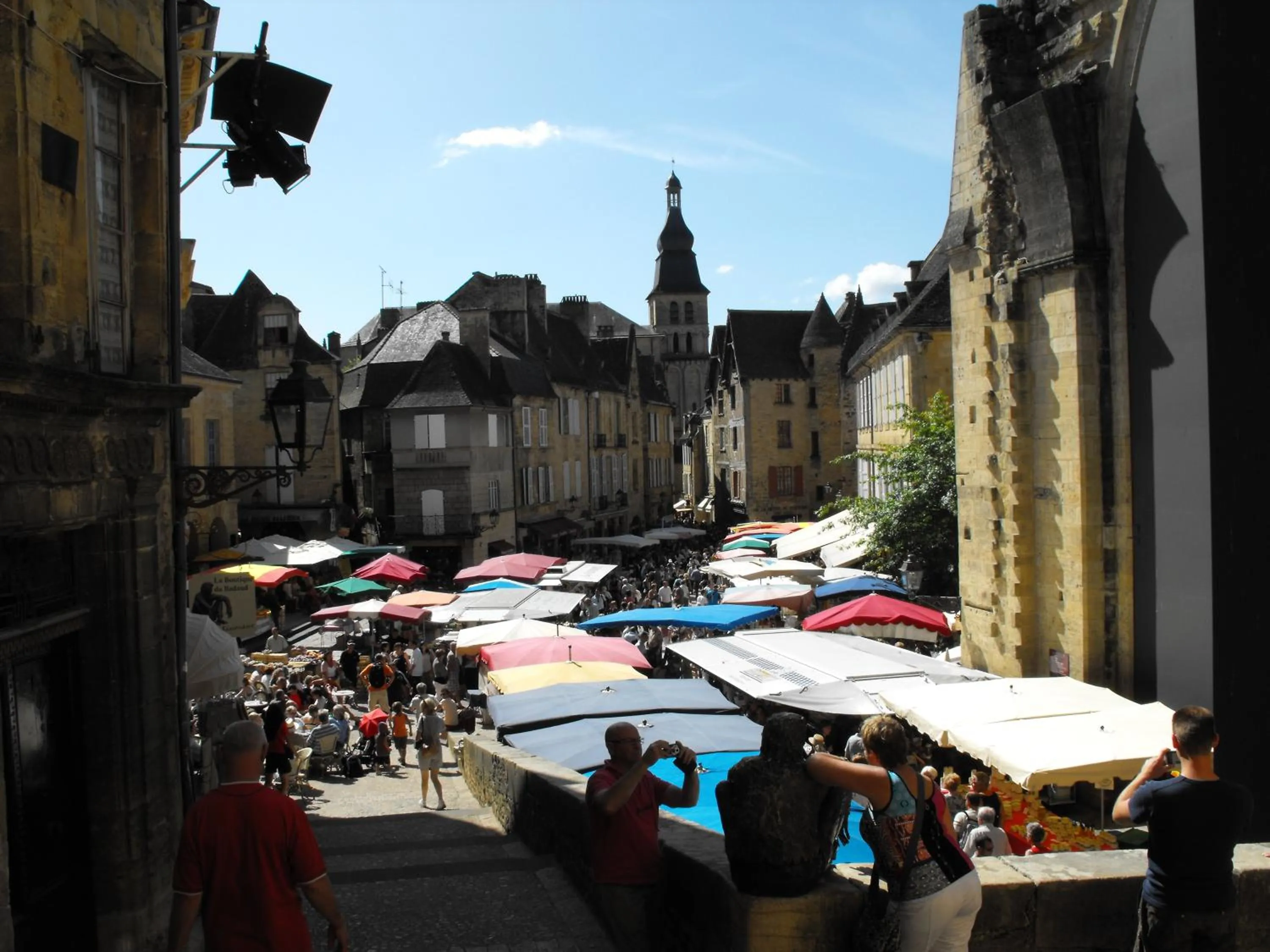 People in La Maison du Notaire Royal