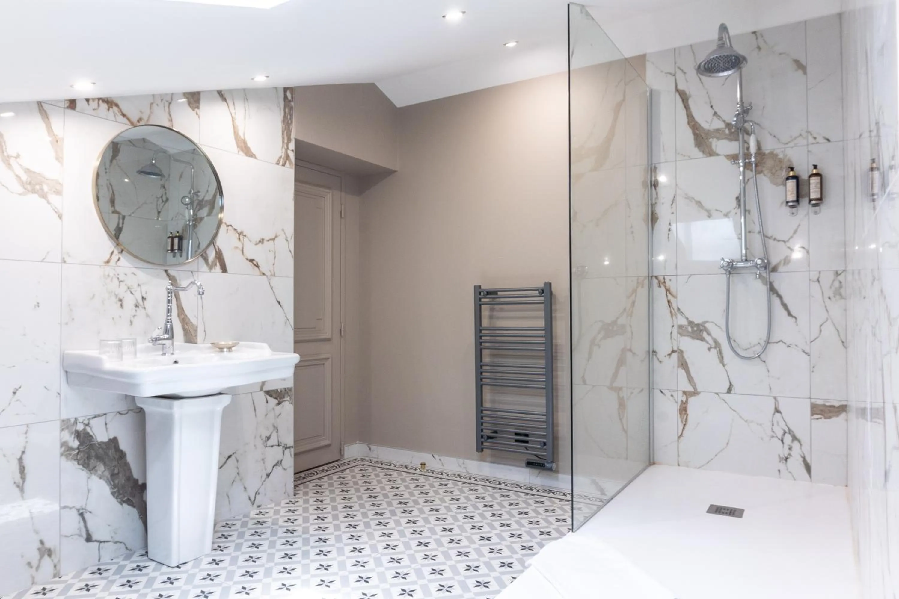 Shower in Castel Bois Marie, Maison d'hôtes