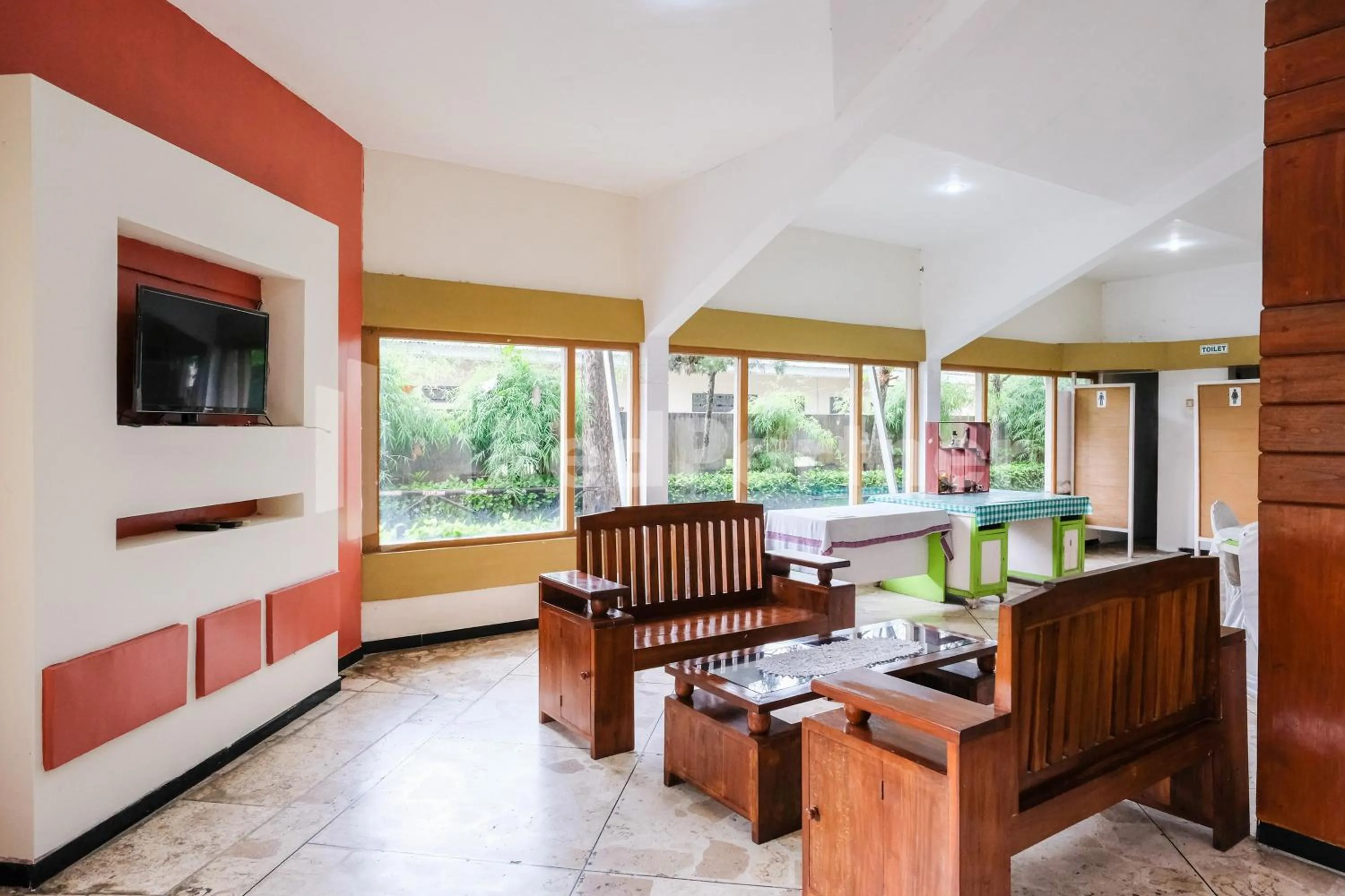 Seating area in The Soemarsono Hotel near Ambarrukmo Plaza Mall RedPartner