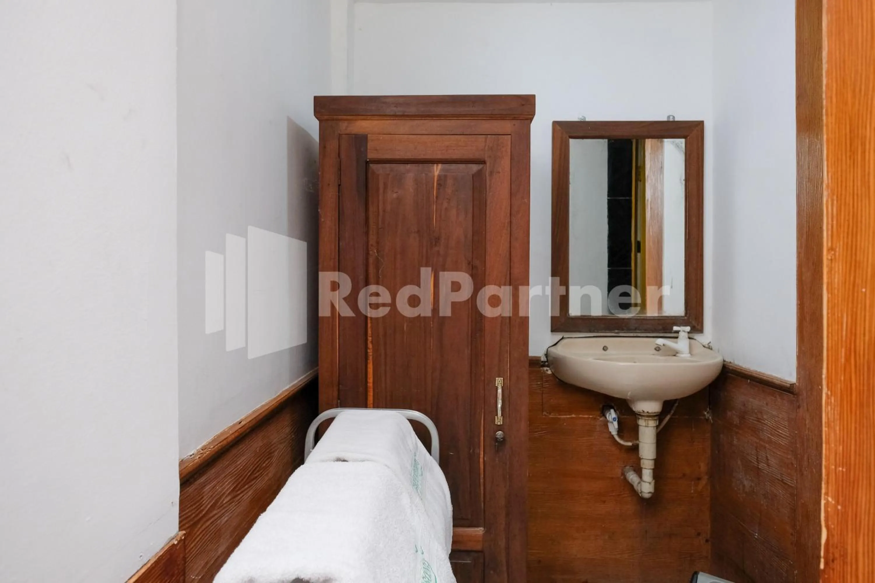 Bathroom, Bed in The Soemarsono Hotel near Ambarrukmo Plaza Mall RedPartner