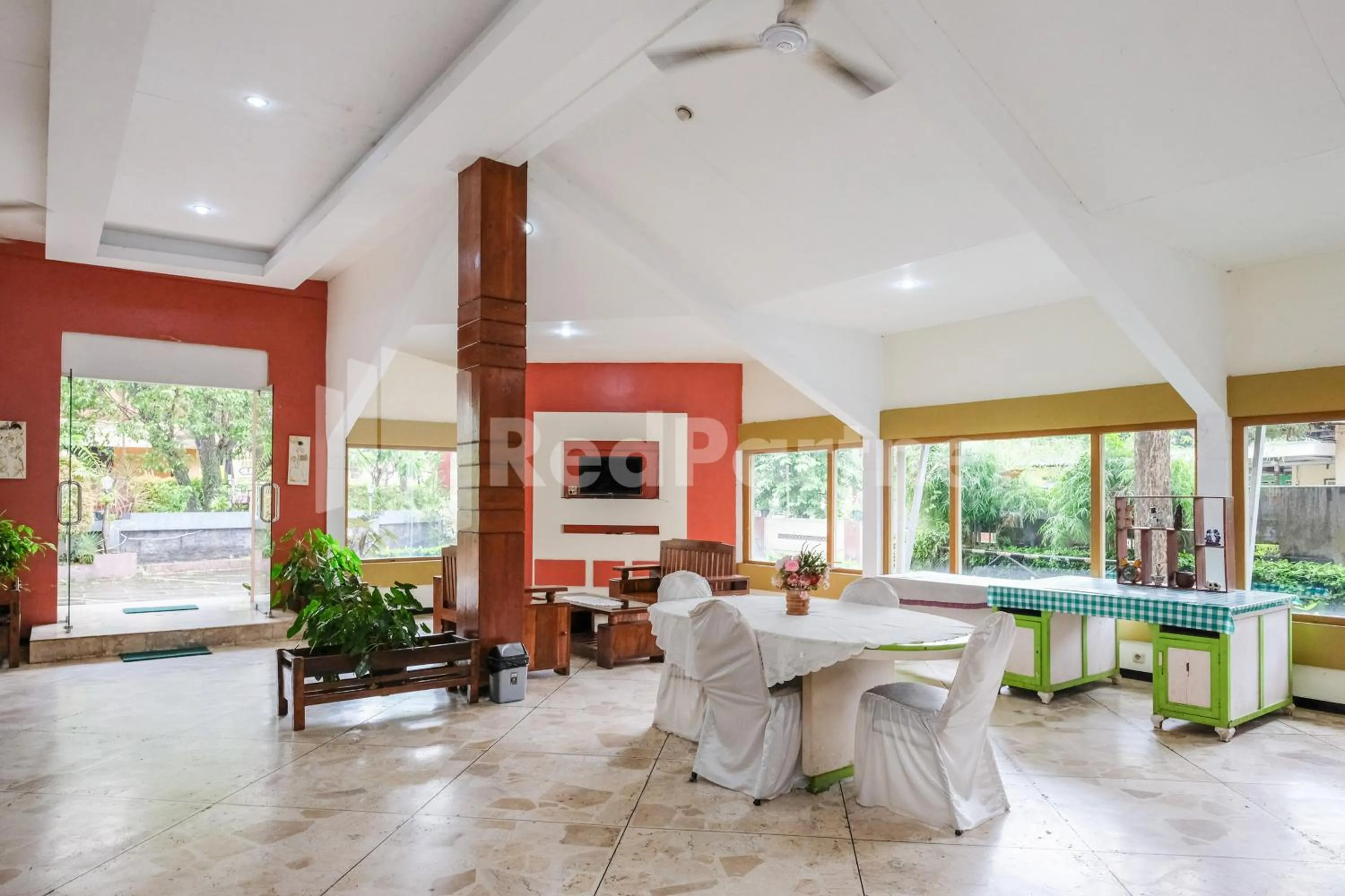 Seating area in The Soemarsono Hotel near Ambarrukmo Plaza Mall RedPartner
