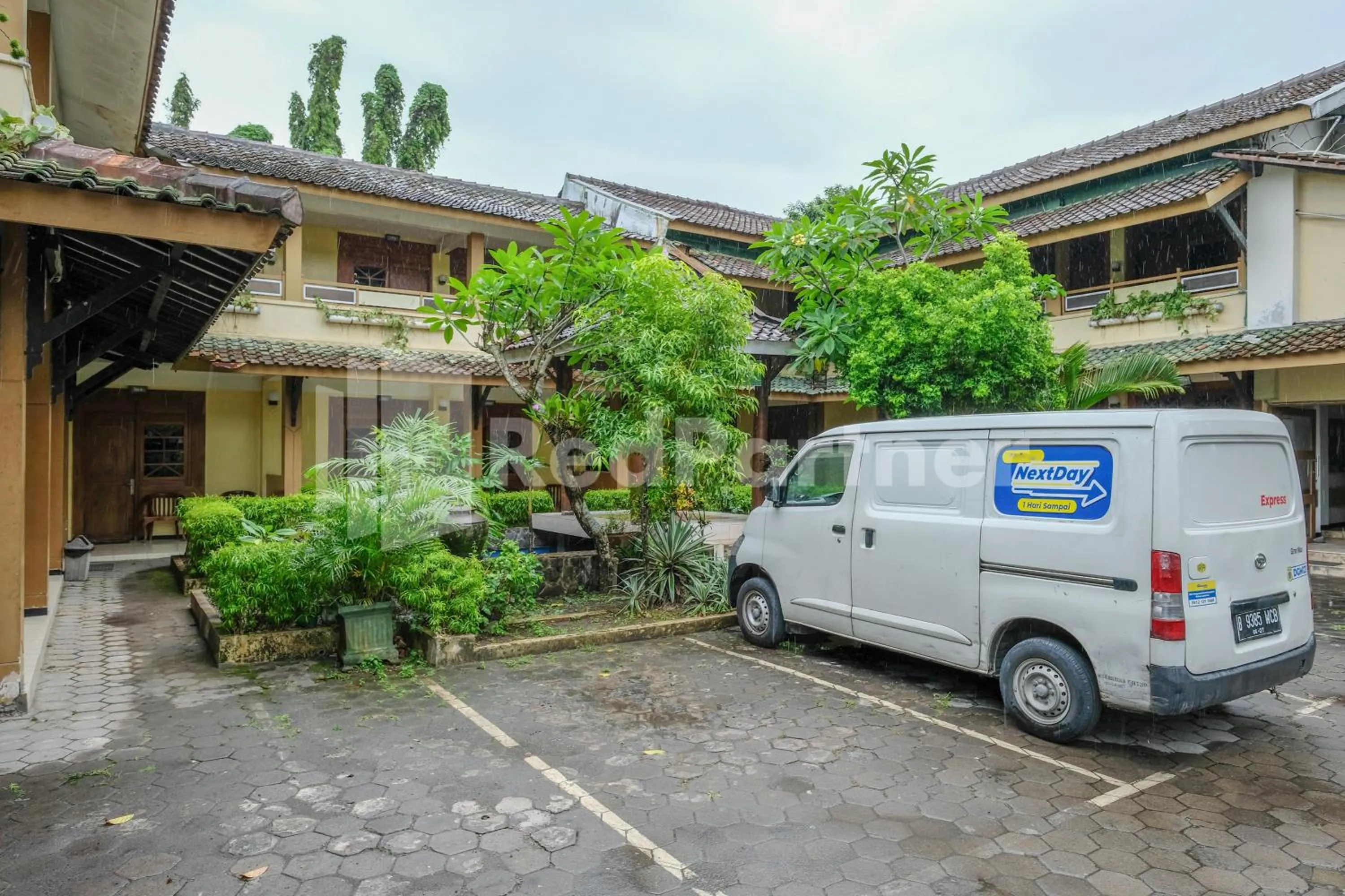 Parking in The Soemarsono Hotel near Ambarrukmo Plaza Mall RedPartner