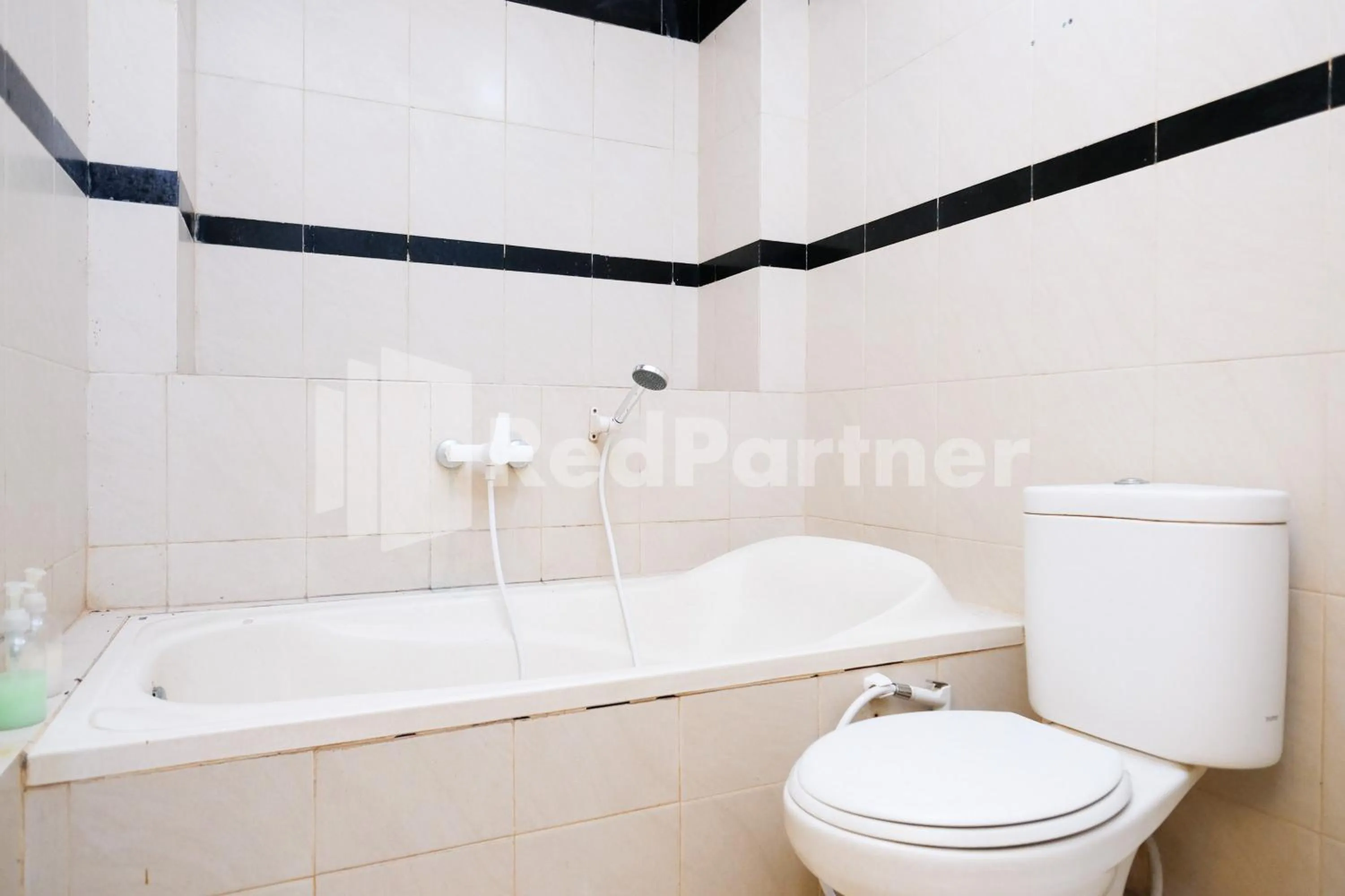 Bathroom in The Soemarsono Hotel near Ambarrukmo Plaza Mall RedPartner