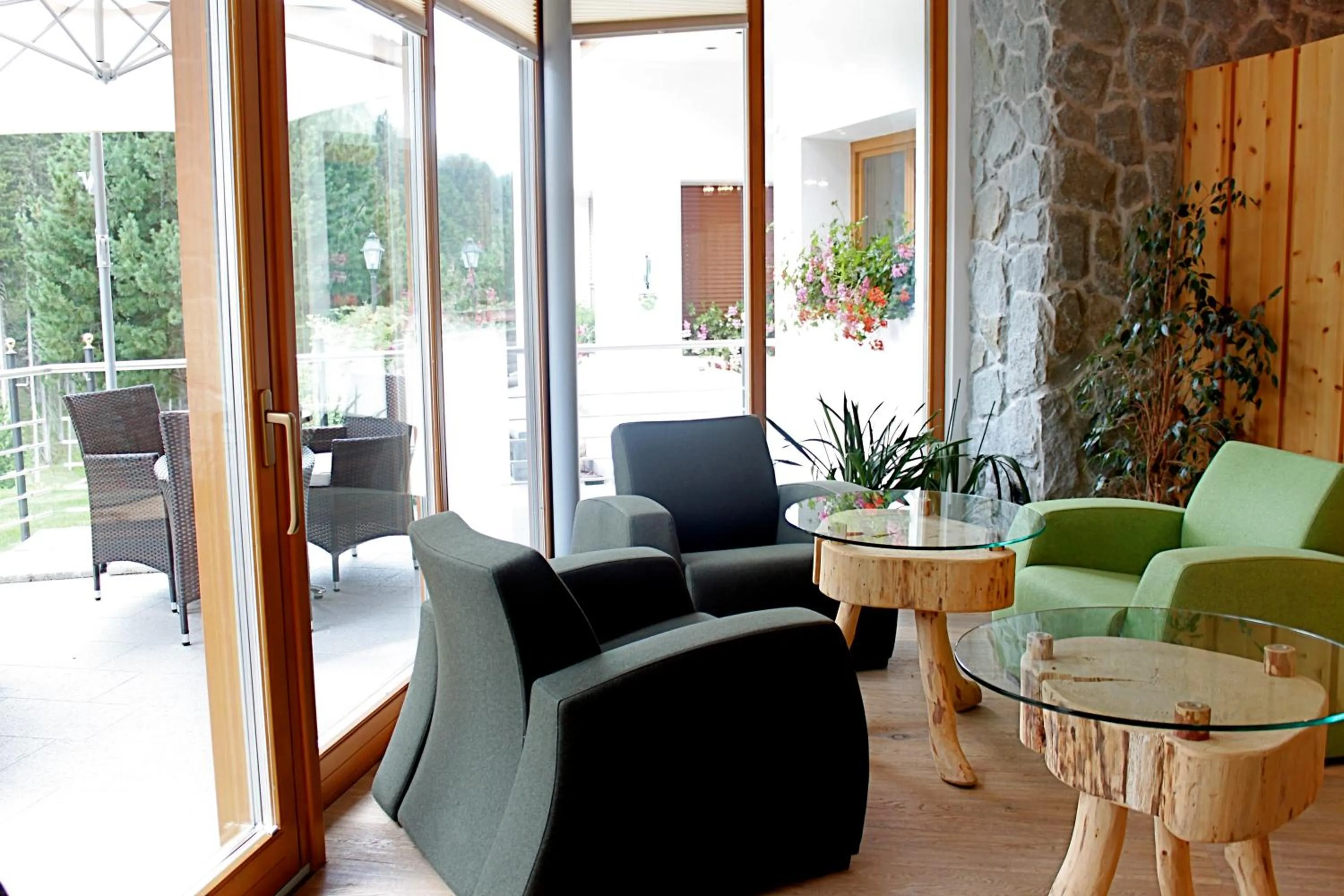 Seating area in Hotel Chalet Dlaces