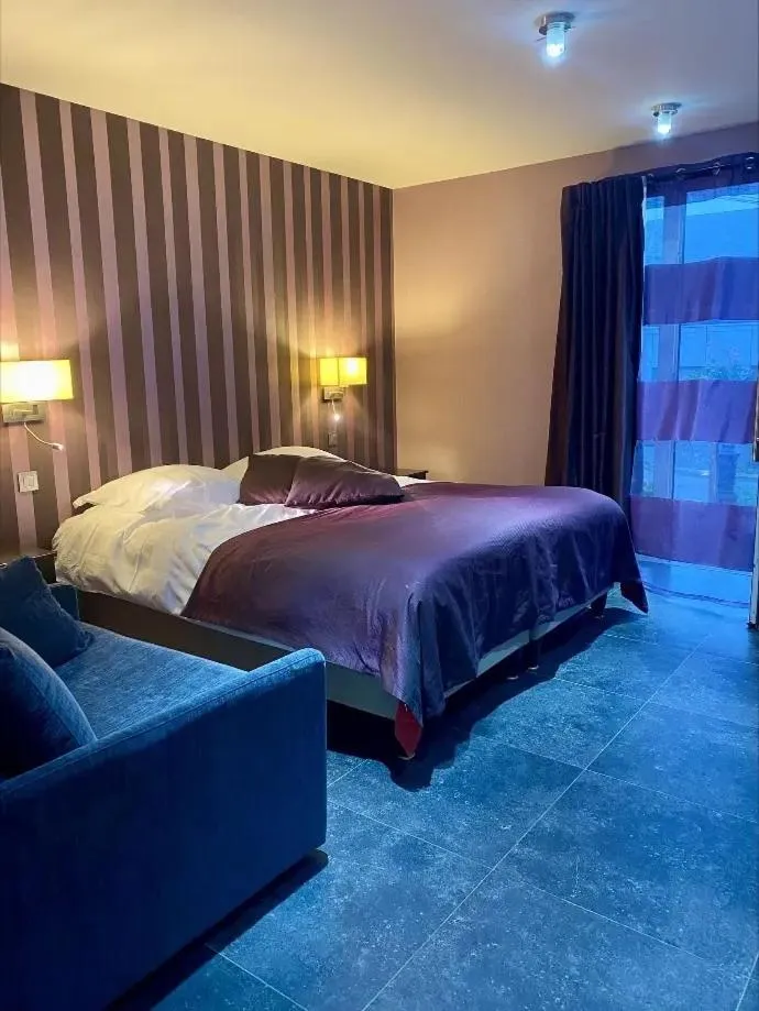 Bed in Hotel L'Ami du Chambertin