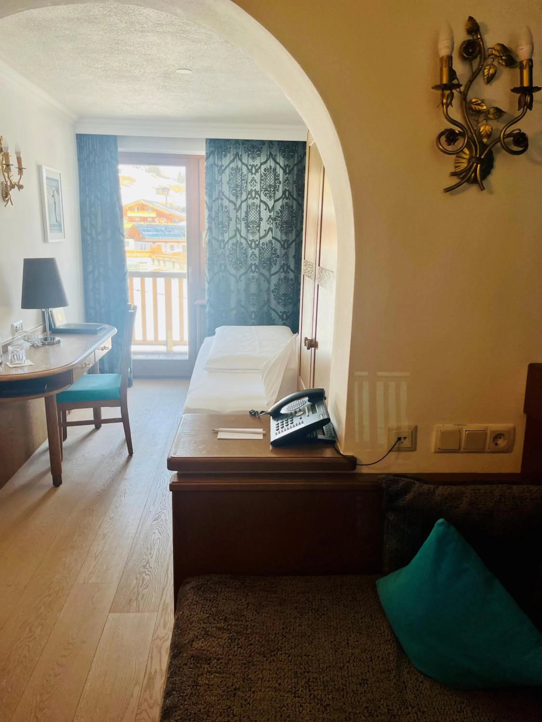 View (from property/room), Bed in Hotel & Chalet Montana