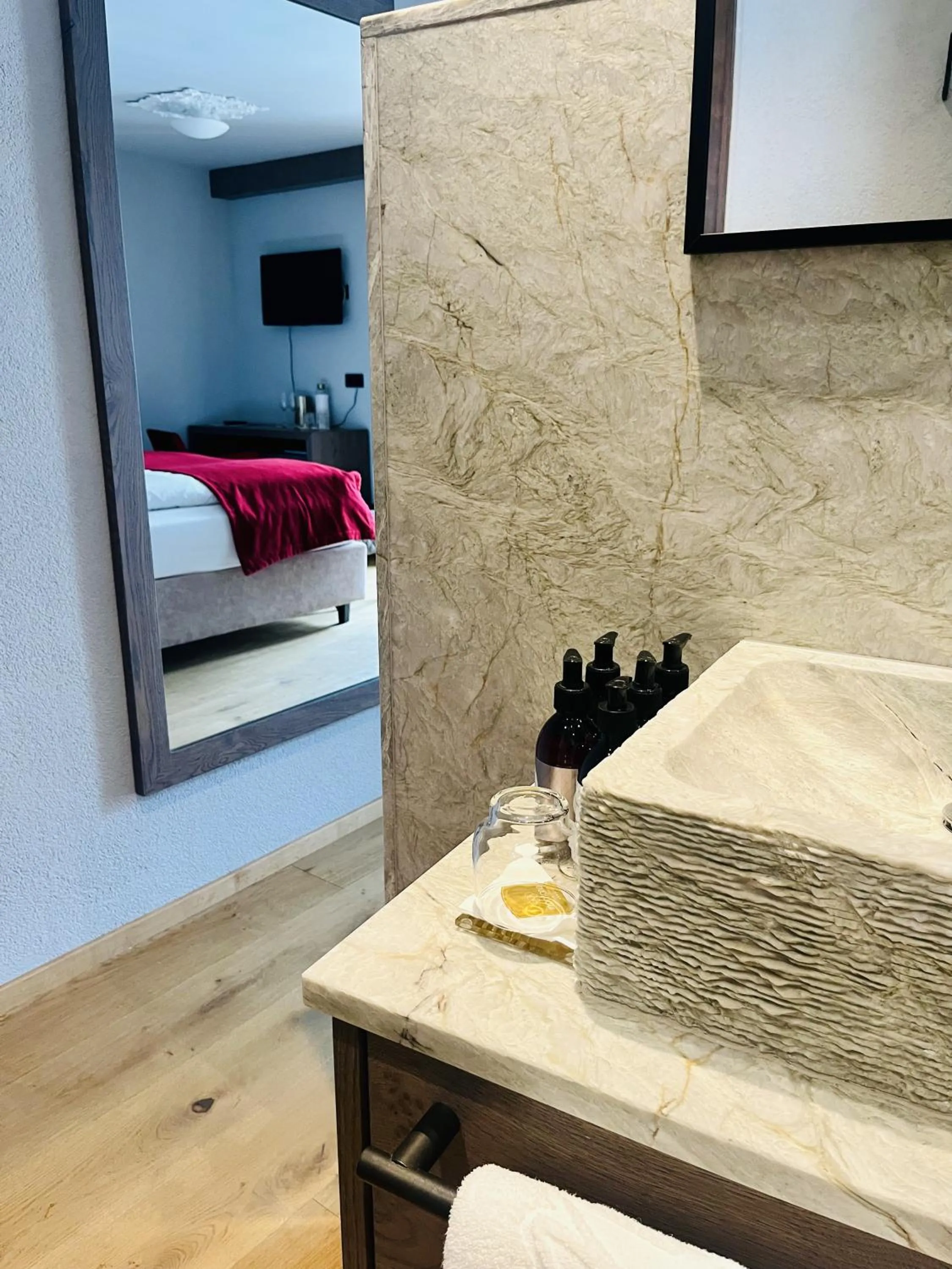 Bathroom, Bed in Hotel & Chalet Montana