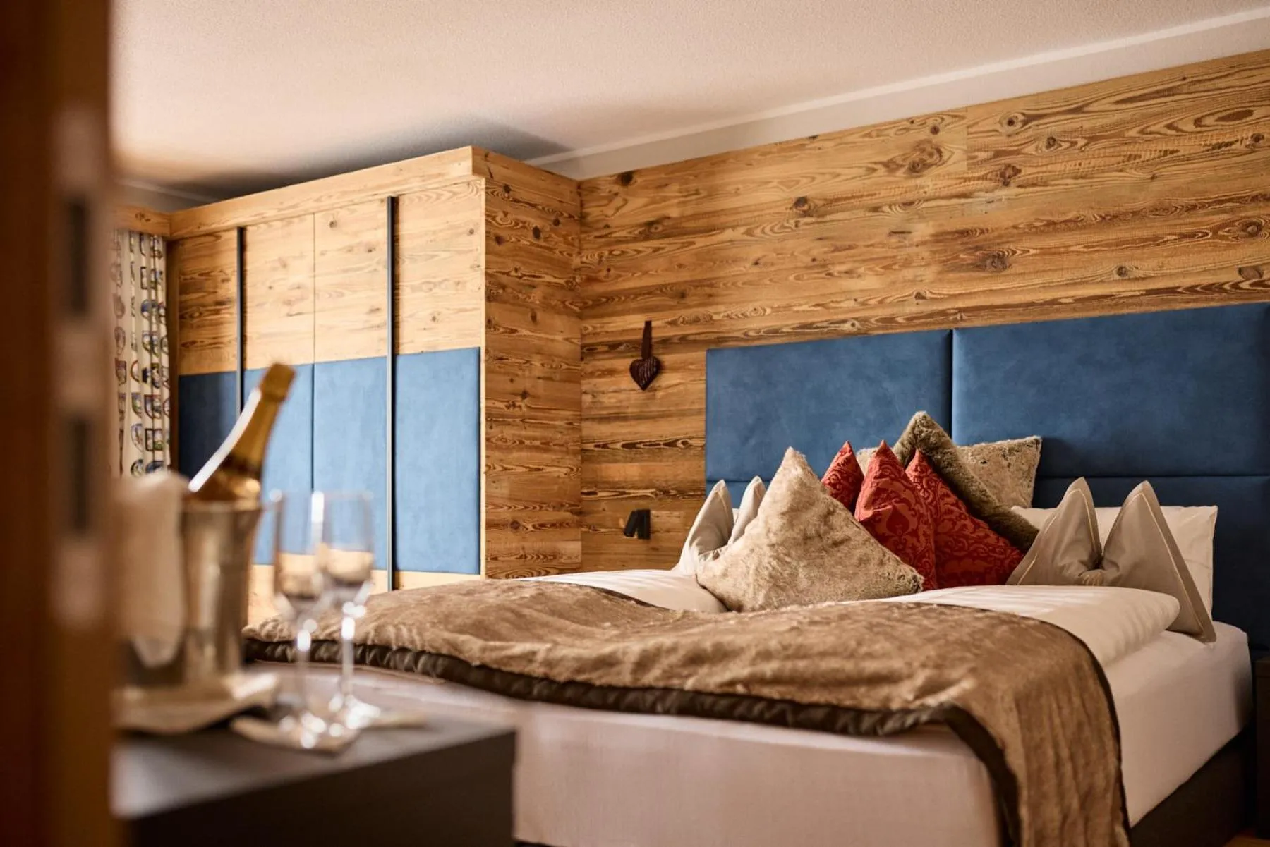 Photo of the whole room, Bed in Hotel & Chalet Montana