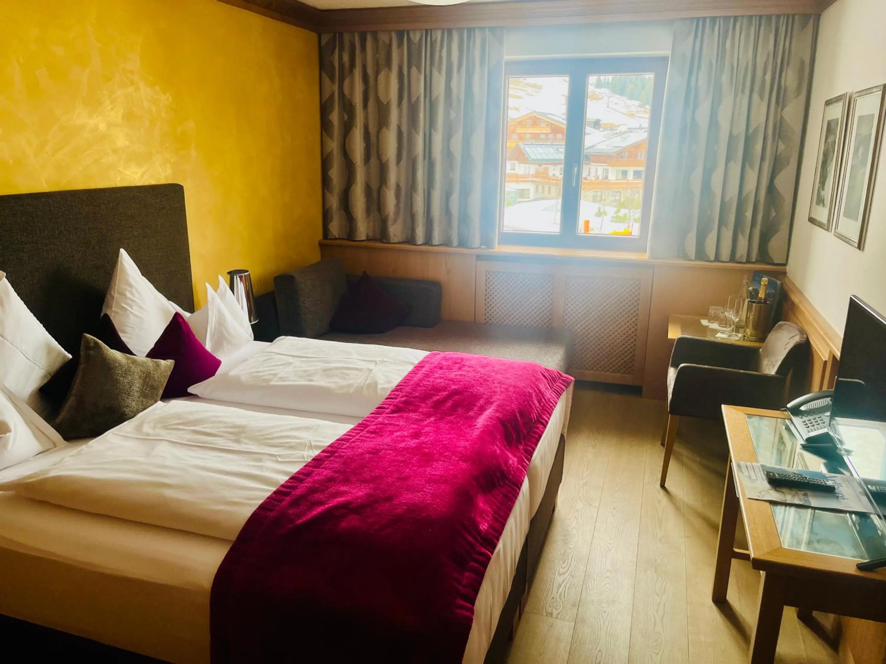 View (from property/room), Bed in Hotel & Chalet Montana