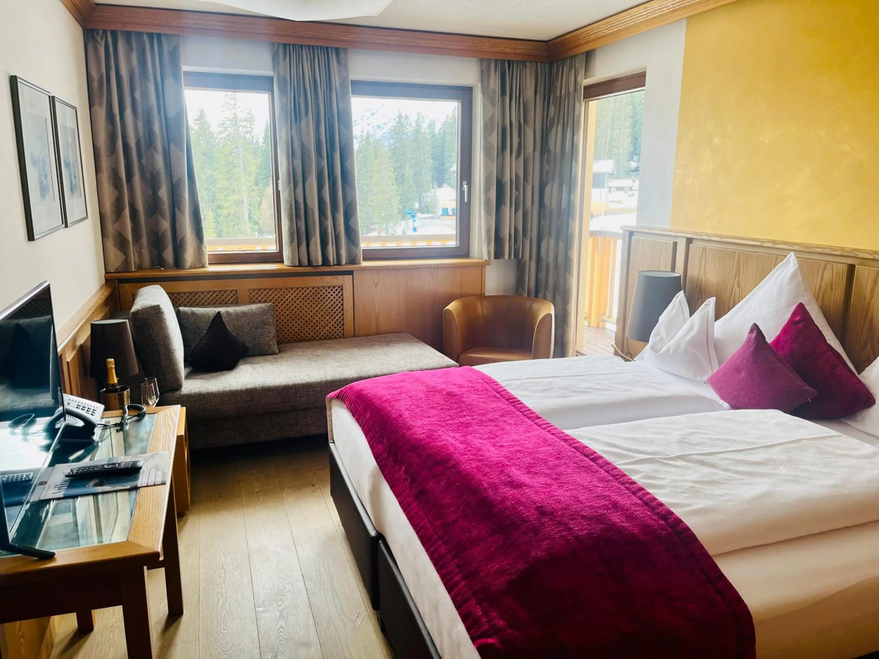 View (from property/room), Bed in Hotel & Chalet Montana