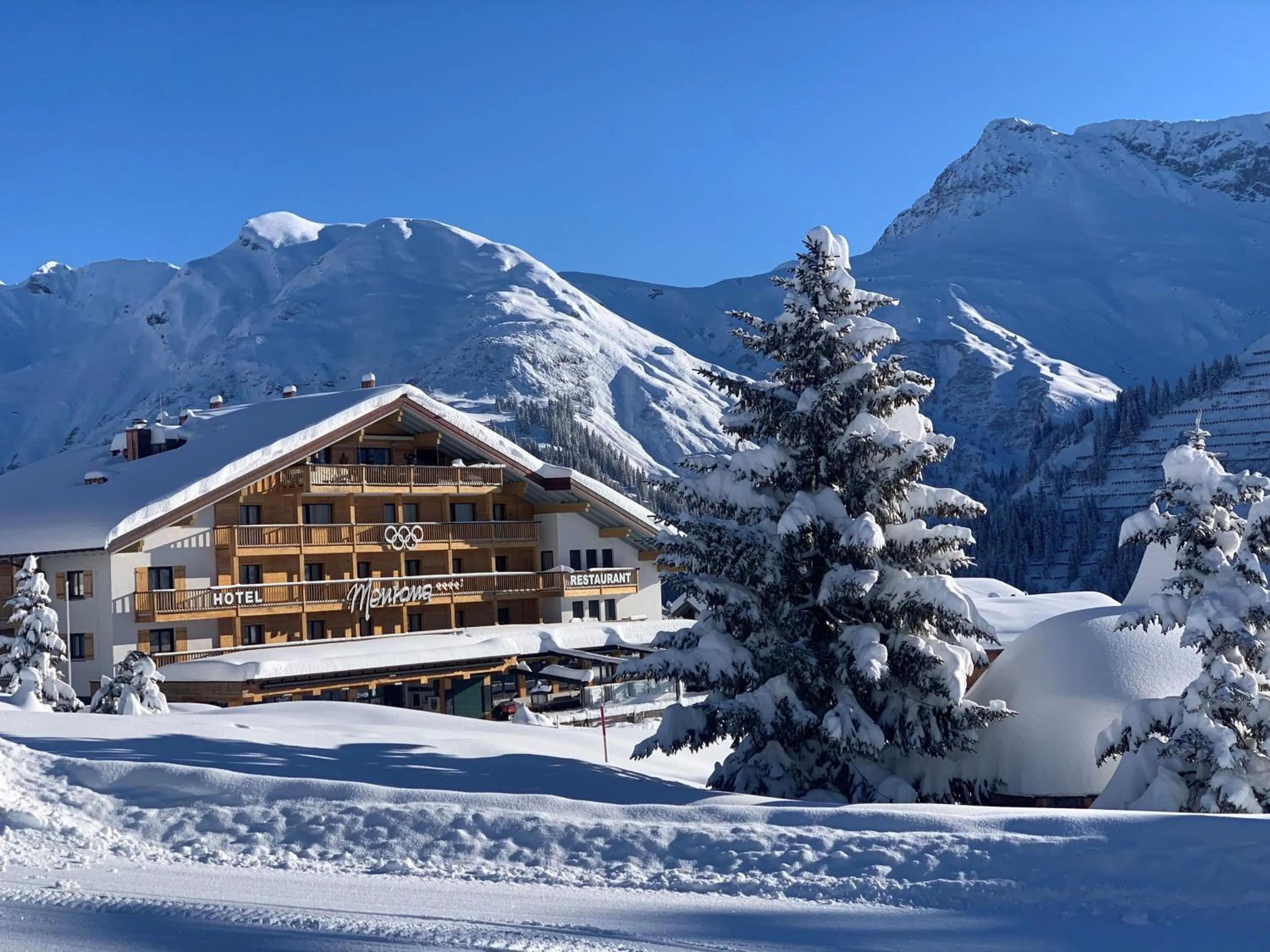 Property building in Hotel & Chalet Montana