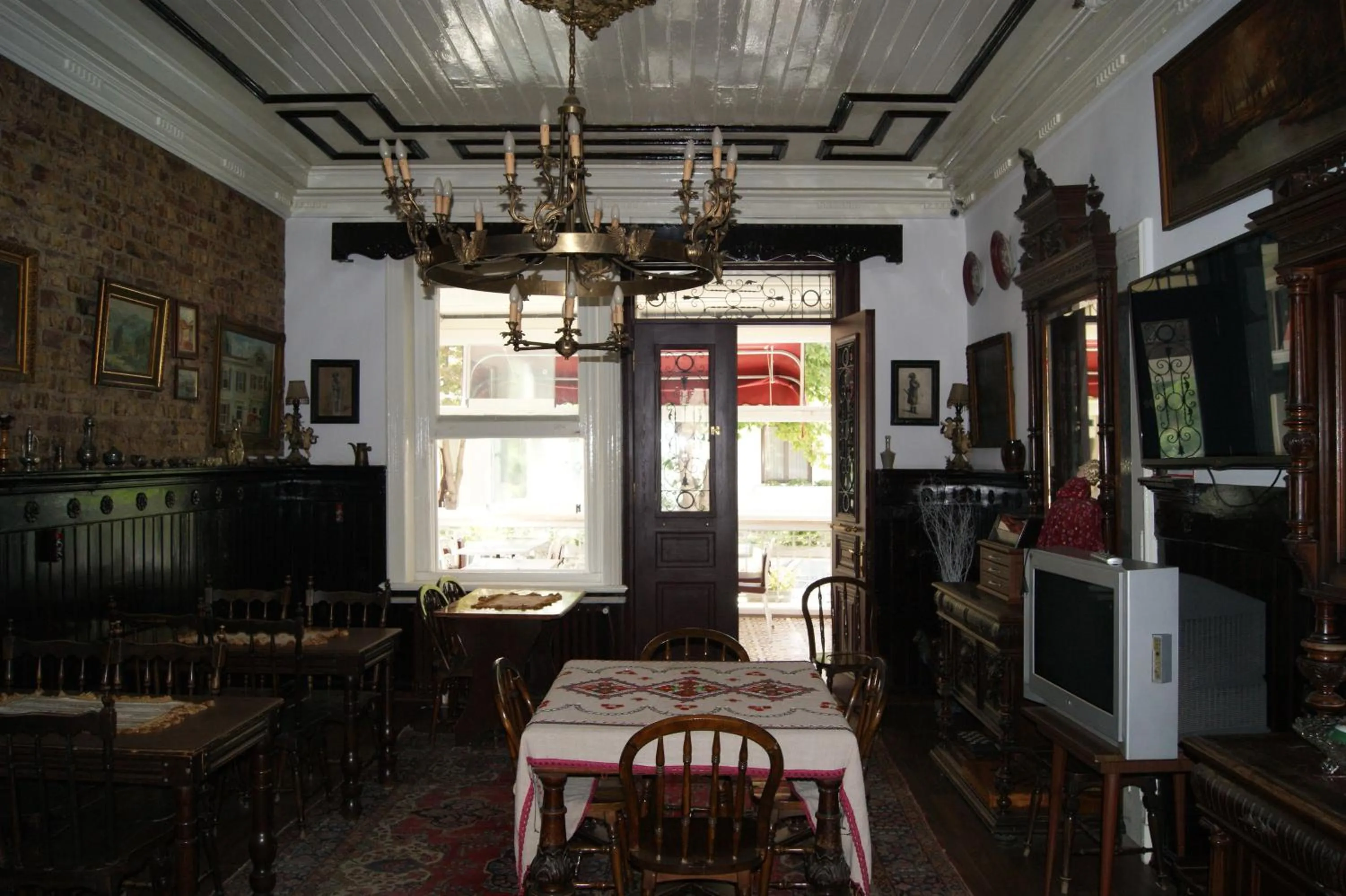 Communal lounge/ TV room in Yeşilköy Airport Hotel