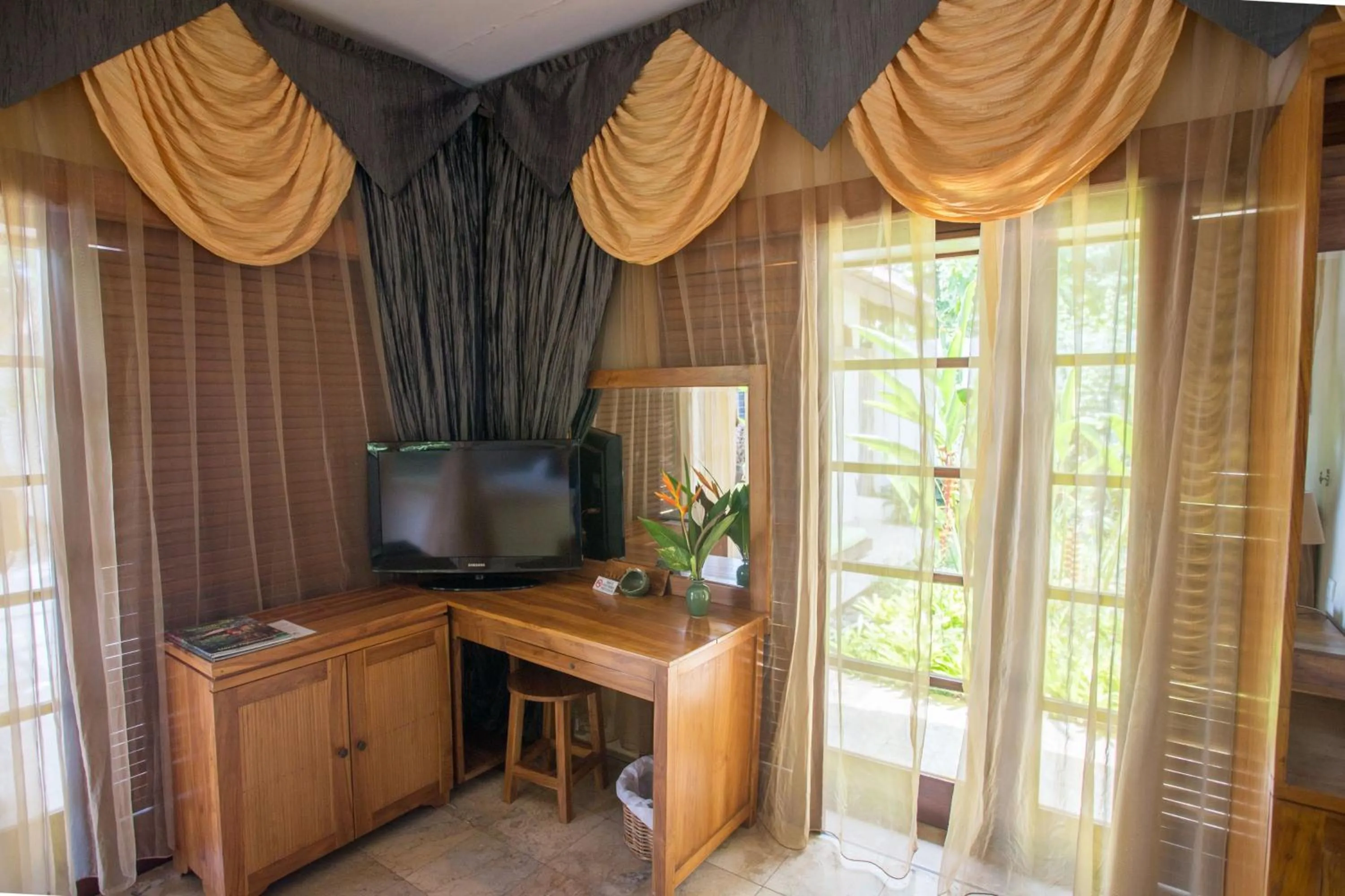 TV and multimedia in The Water Garden Hotel