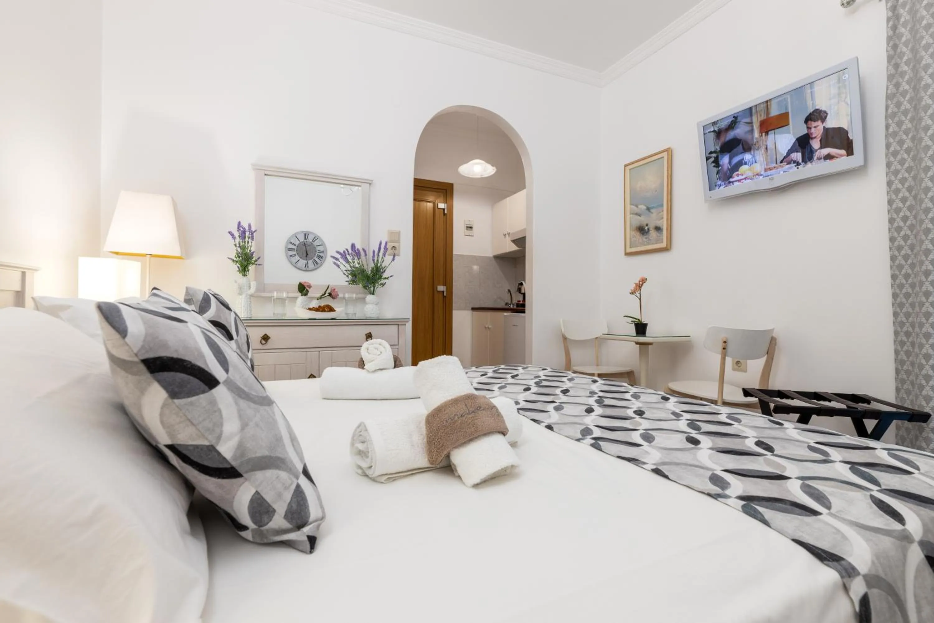 TV and multimedia, Bed in Panos Luxury Studios