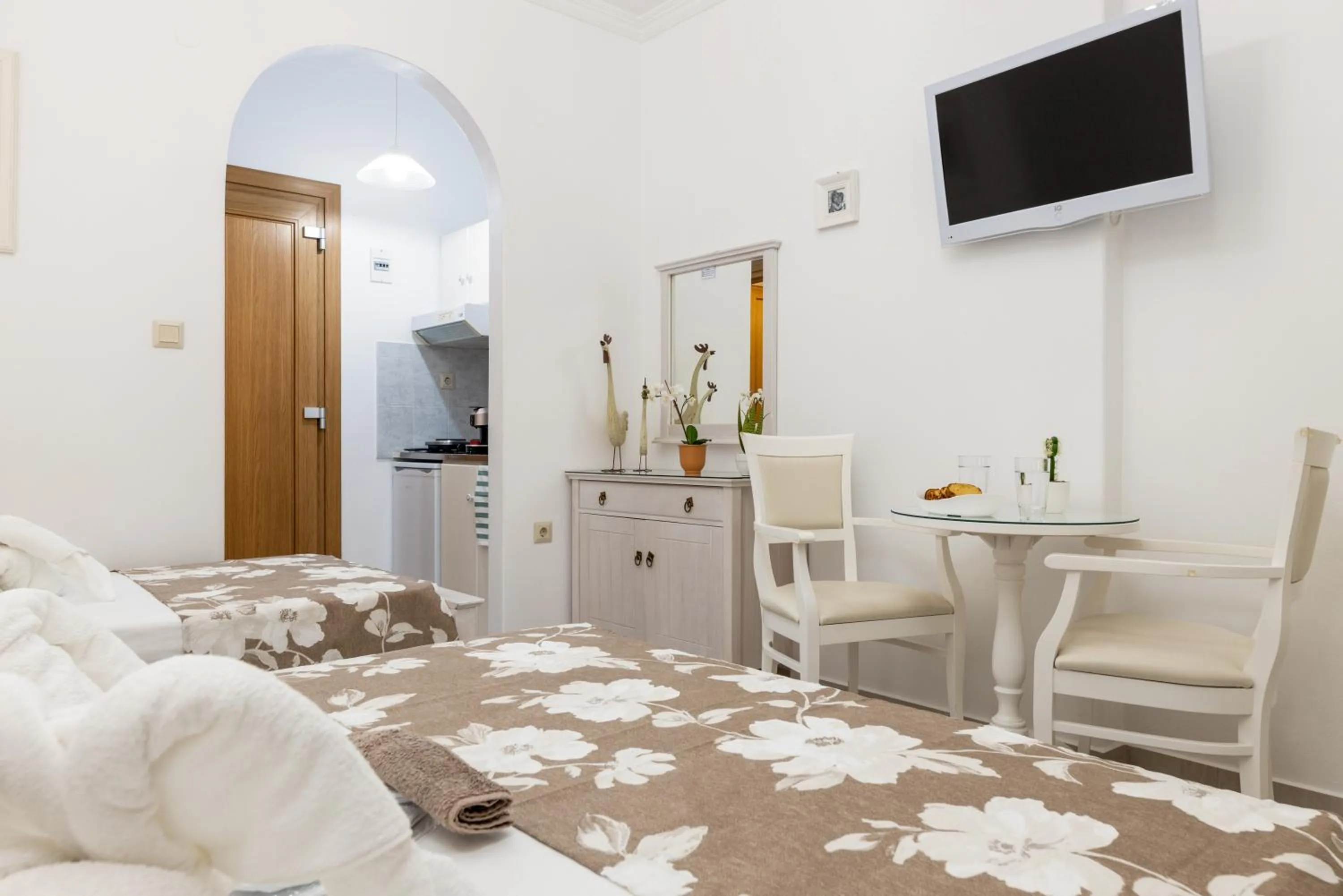 TV and multimedia, Bed in Panos Luxury Studios