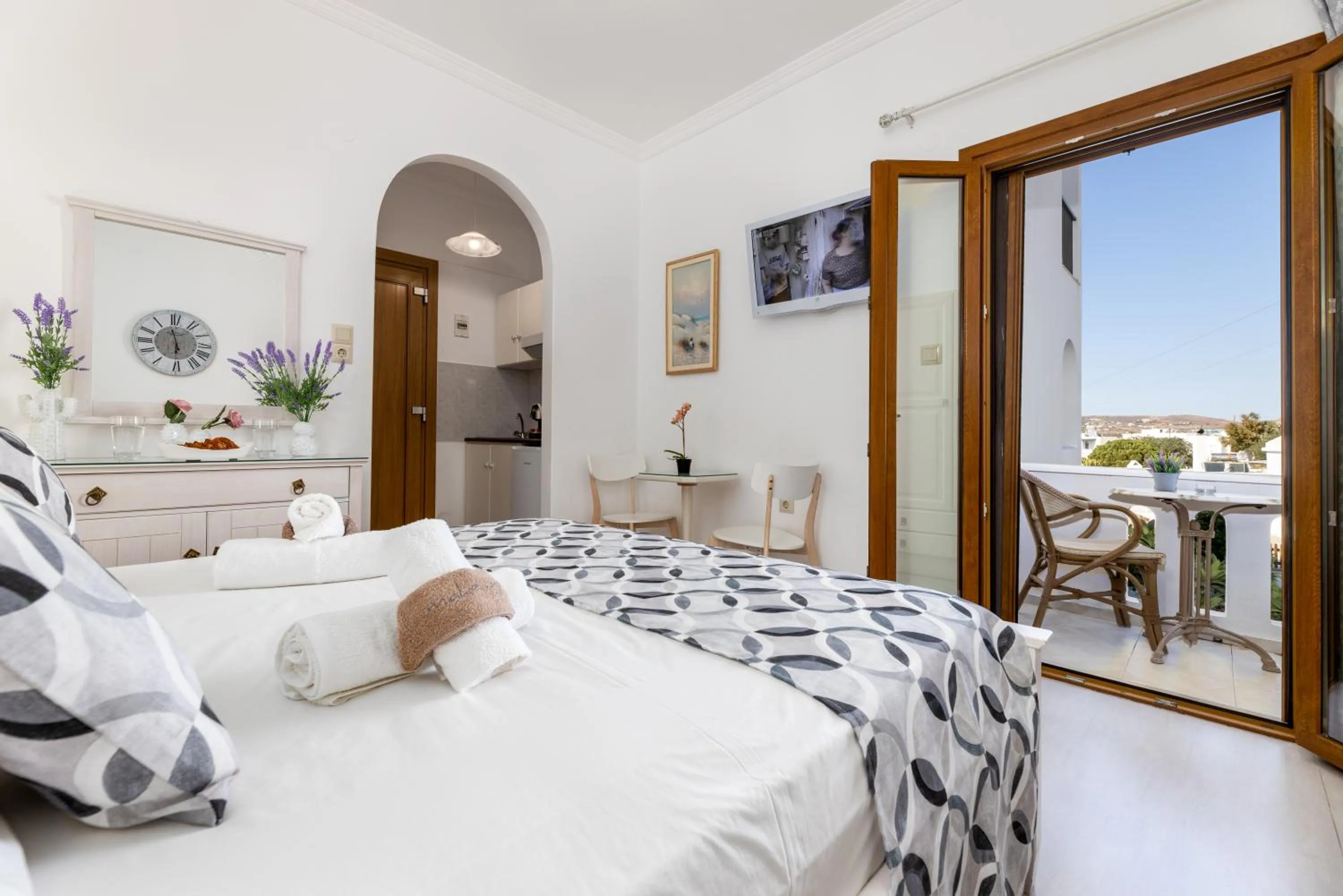 Balcony/Terrace, Bed in Panos Luxury Studios