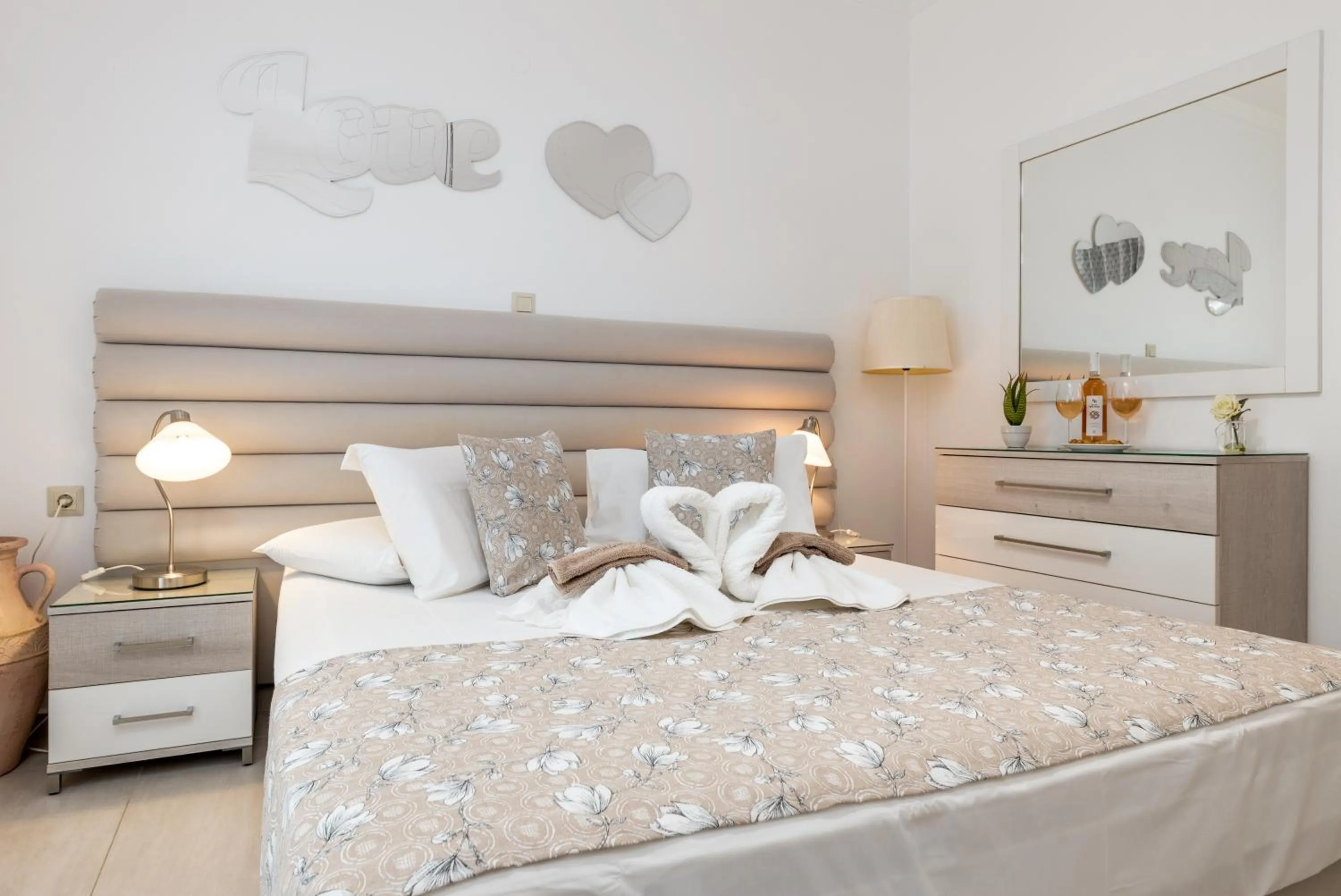 Decorative detail, Bed in Panos Luxury Studios