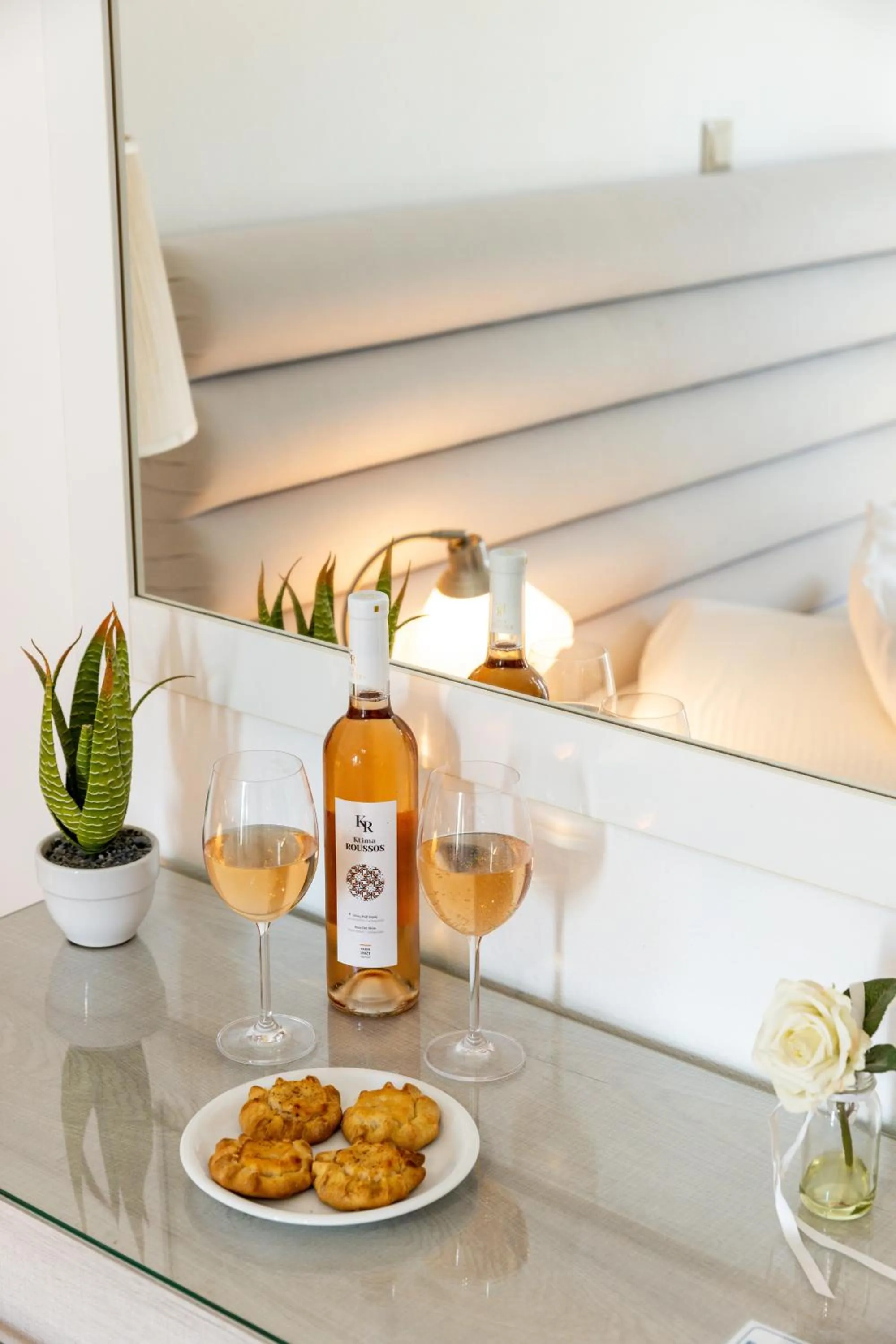 Food and drinks in Panos Luxury Studios