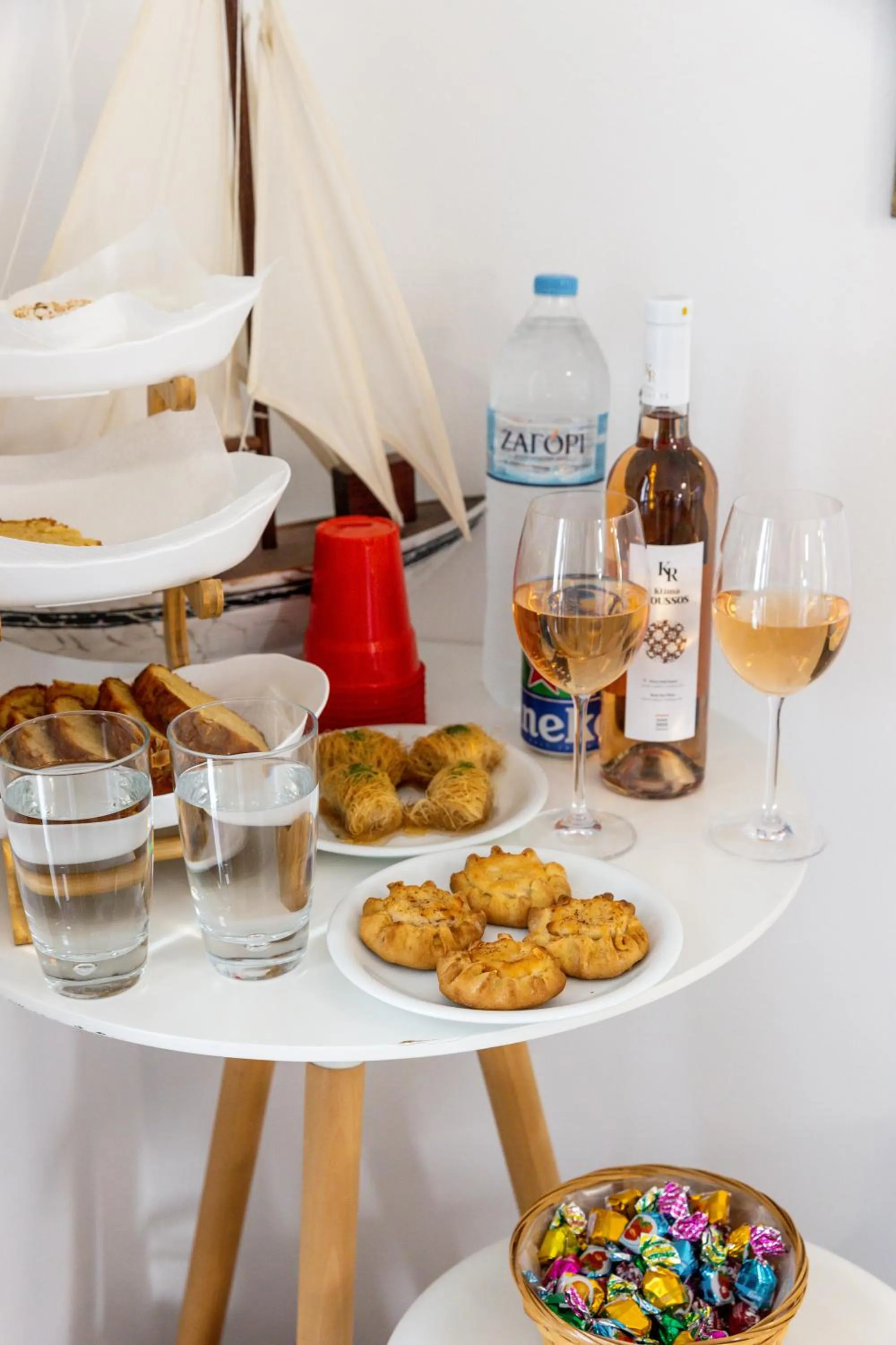 Food and drinks in Panos Luxury Studios