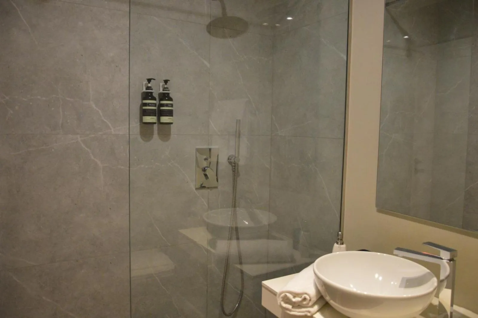 Bathroom in b&b le 4 leggende