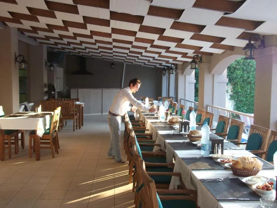 Restaurant/places to eat in Ant Apart Hotel