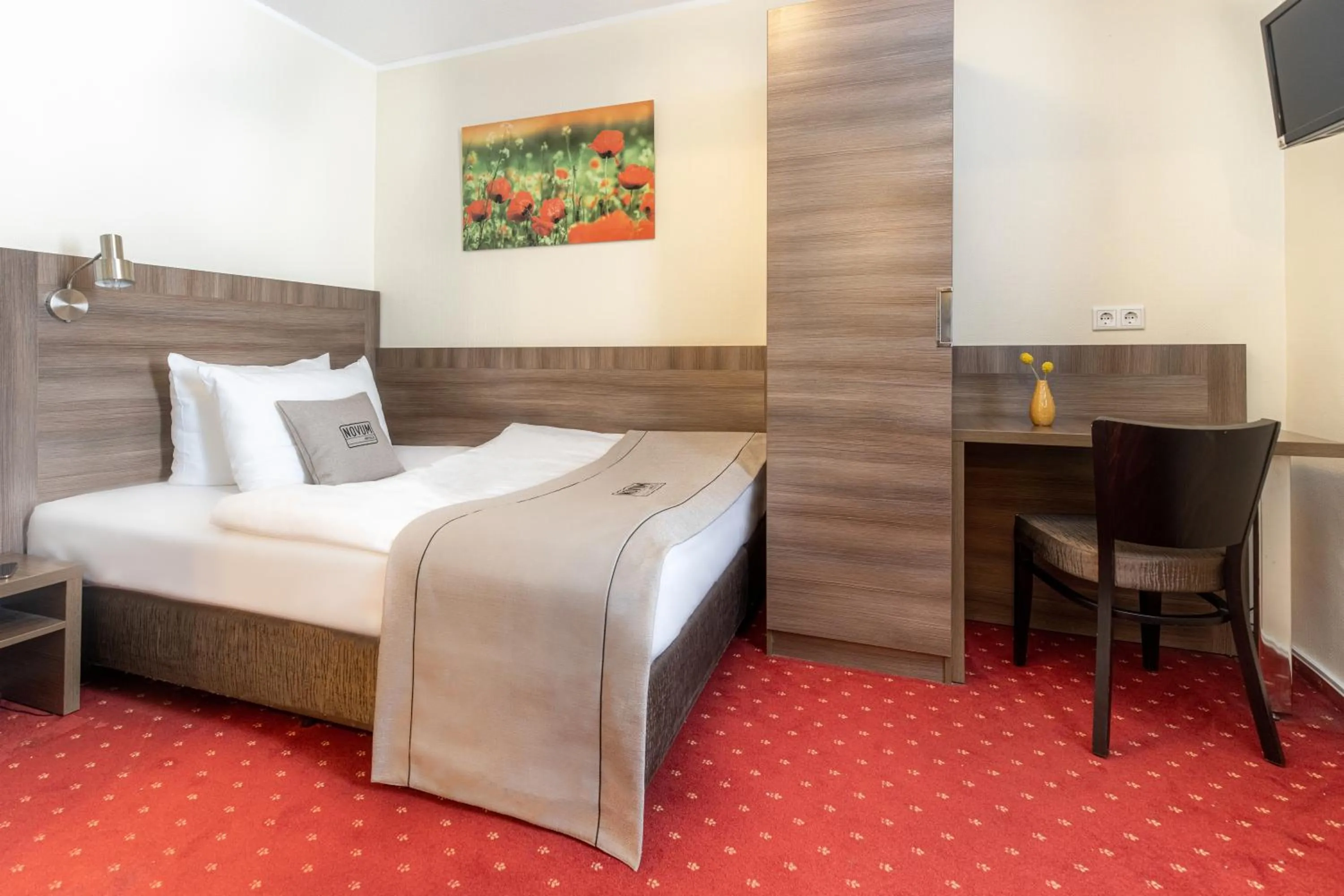 TV and multimedia, Bed in Hotel Leonet