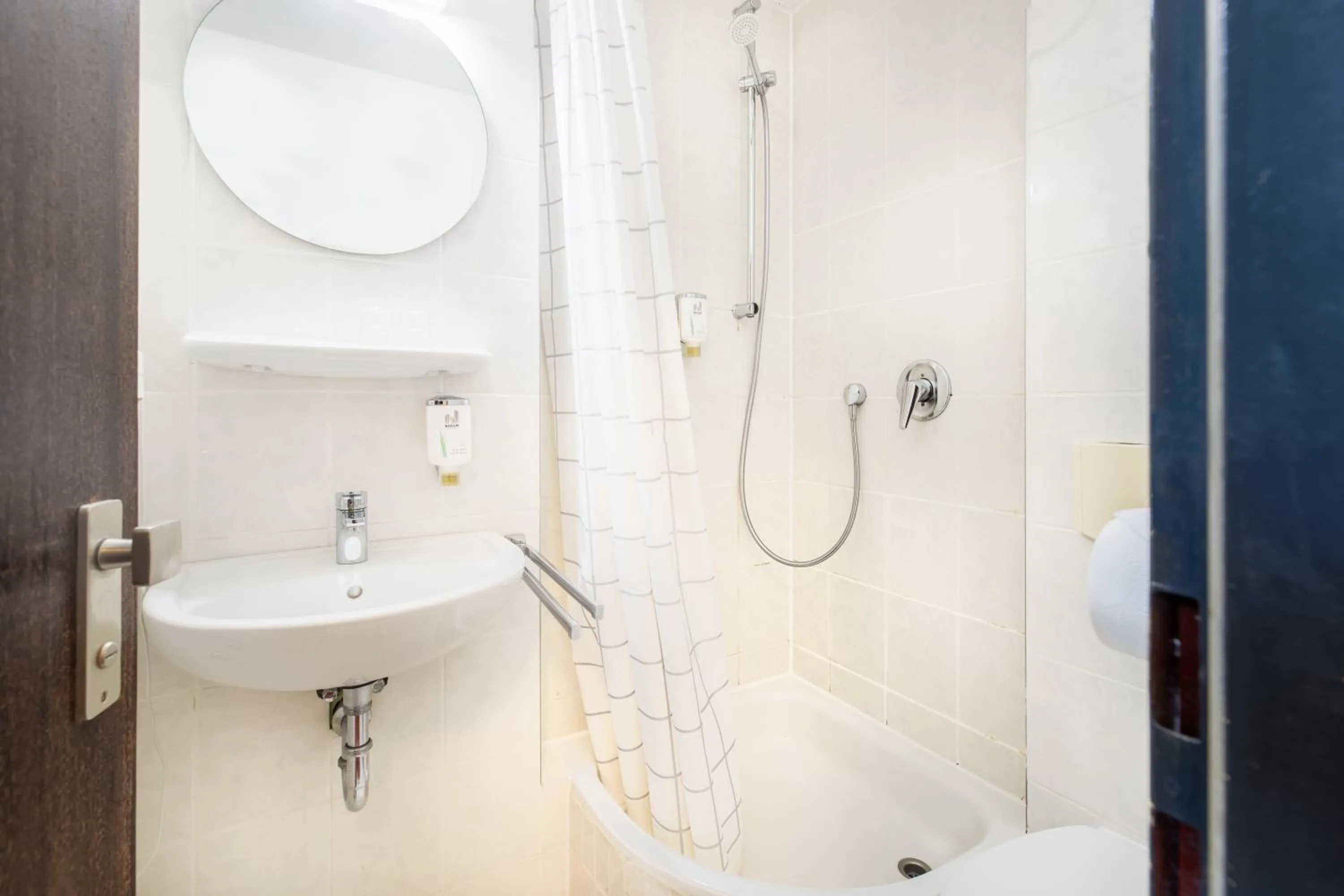 Bathroom in Hotel Leonet