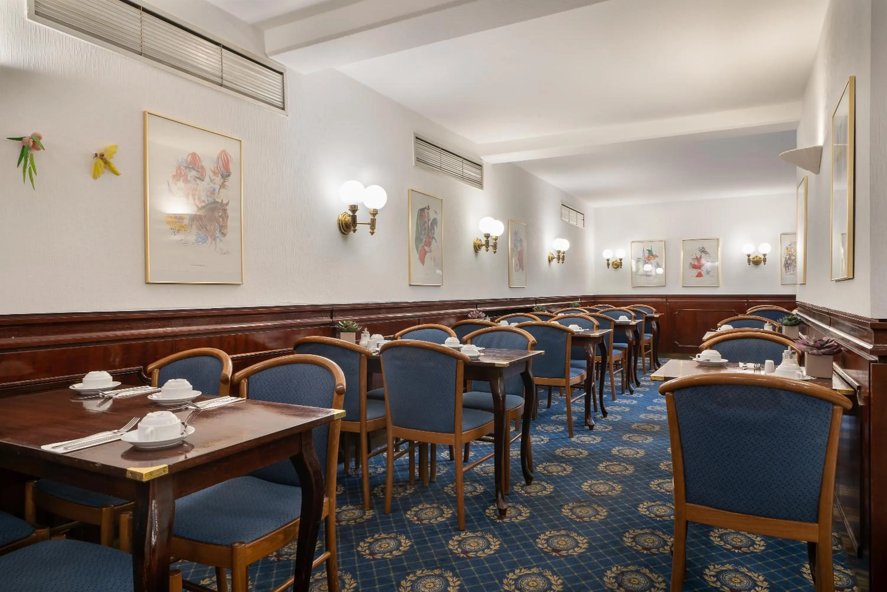 Restaurant/places to eat in Hotel Leonet