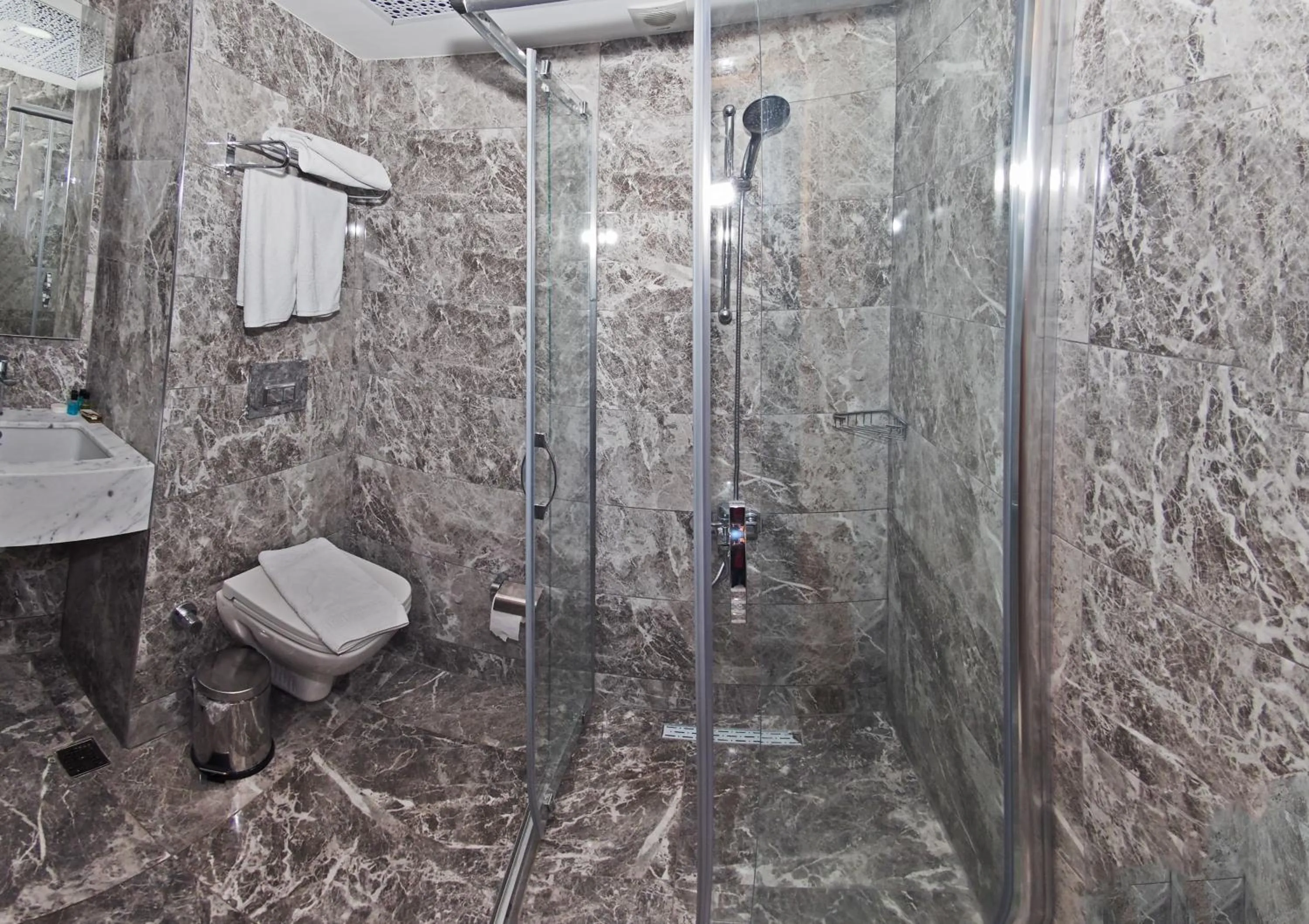 Shower in Grand Emir Hotel Old City