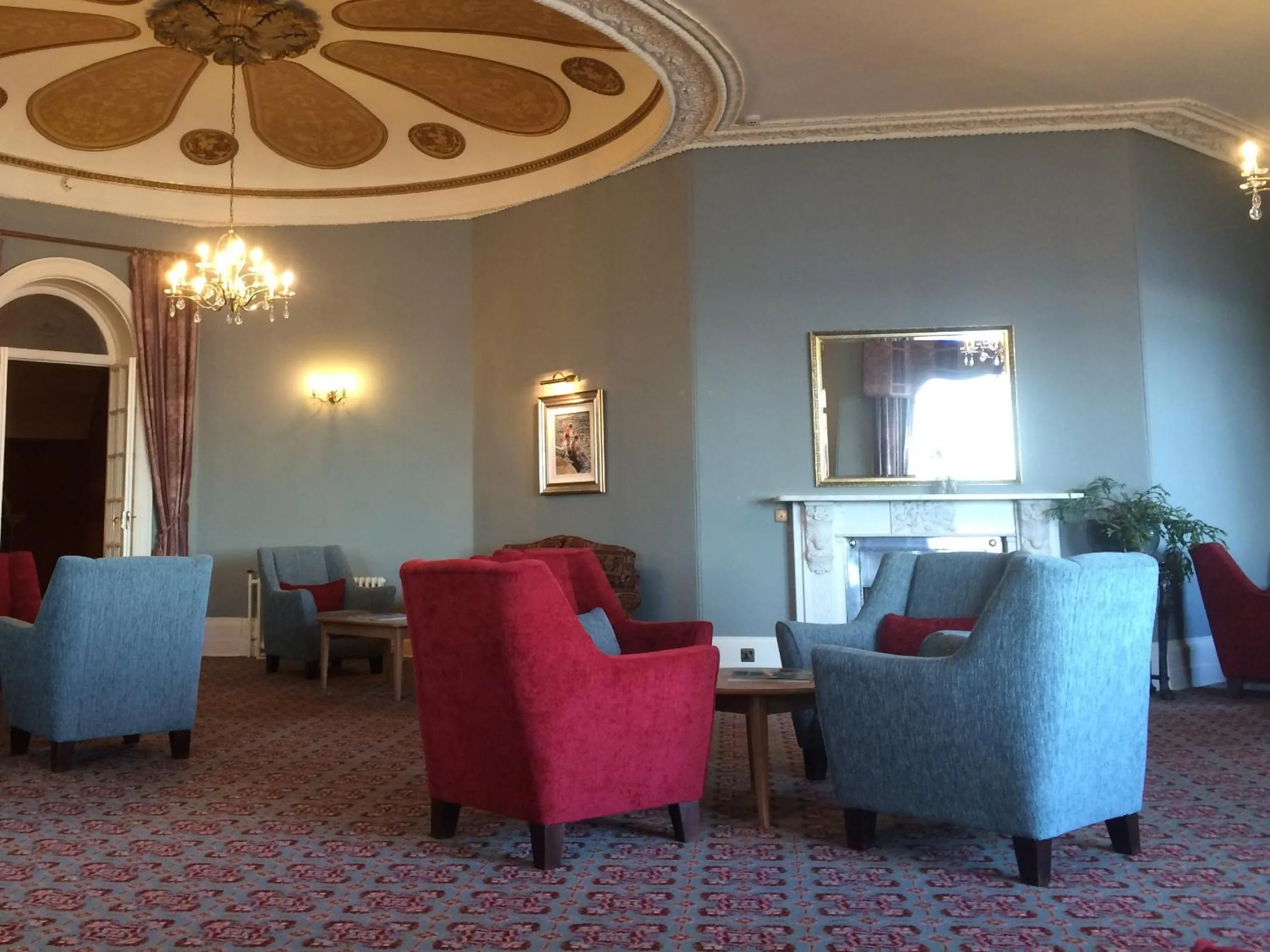 Communal lounge/ TV room in Redcliffe Hotel