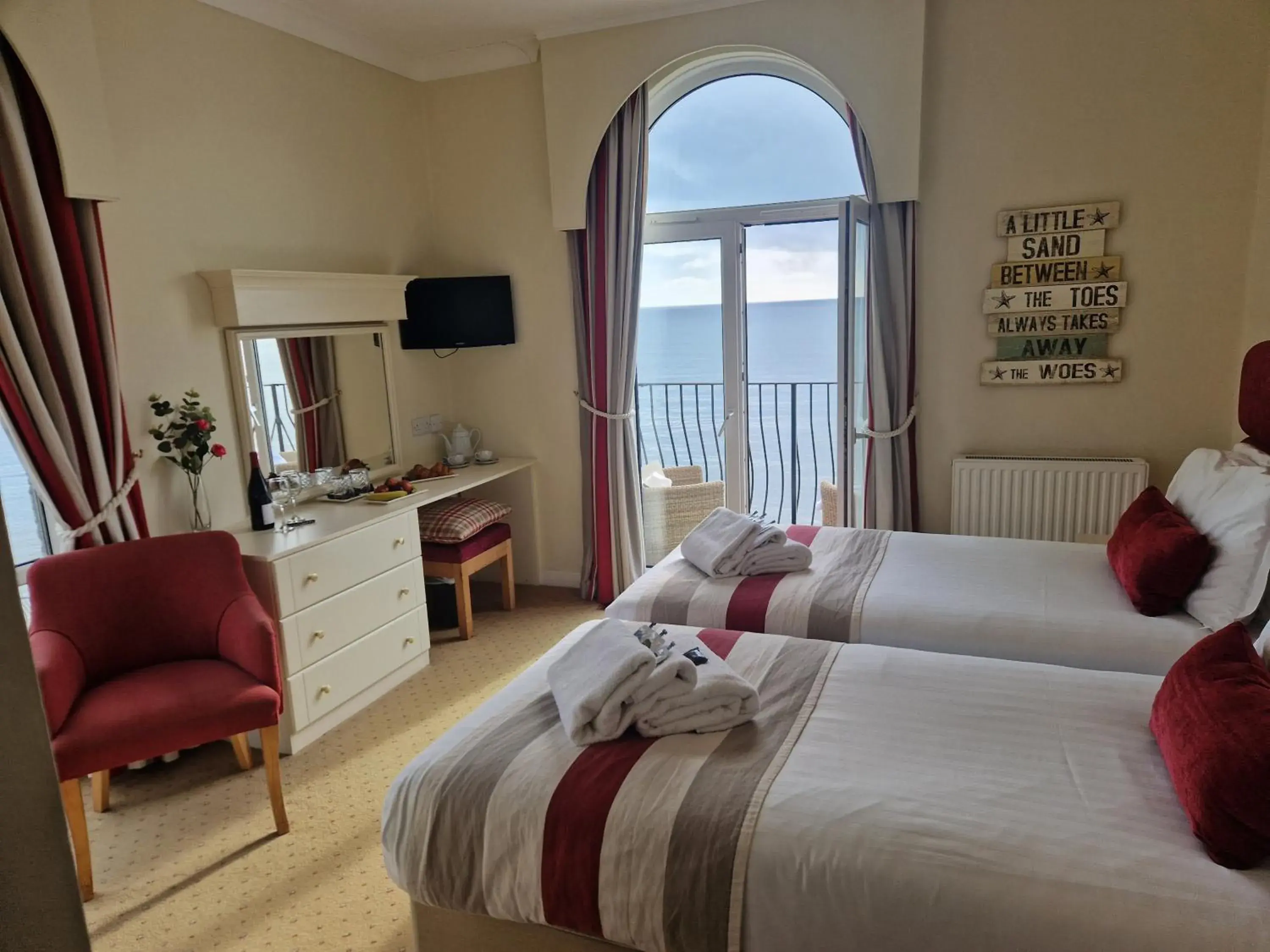 Twin Room with Sea View in Redcliffe Hotel Twin Room with Sea View in Redcliffe Hotel