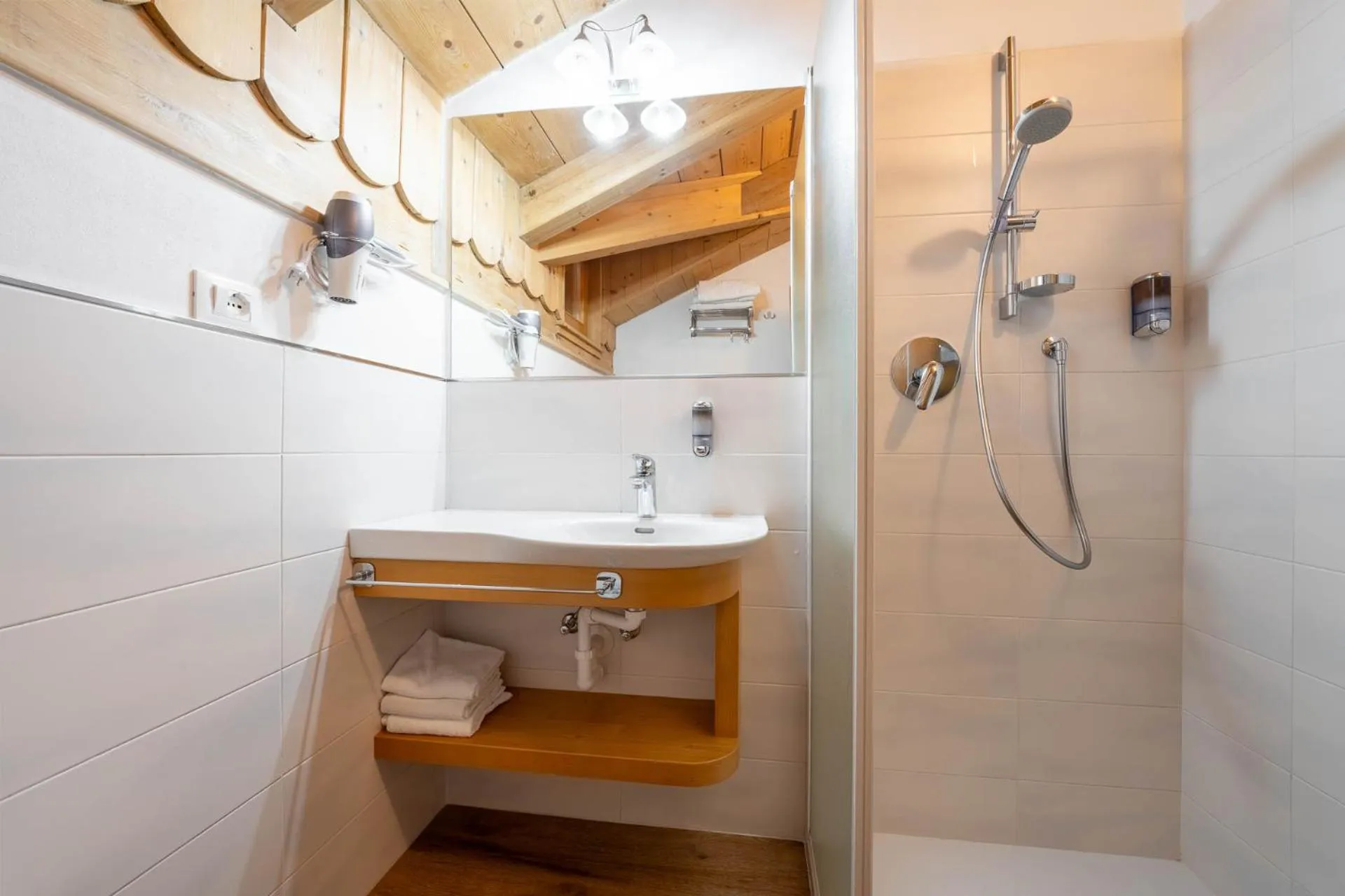 Shower in Villa Adria B&B