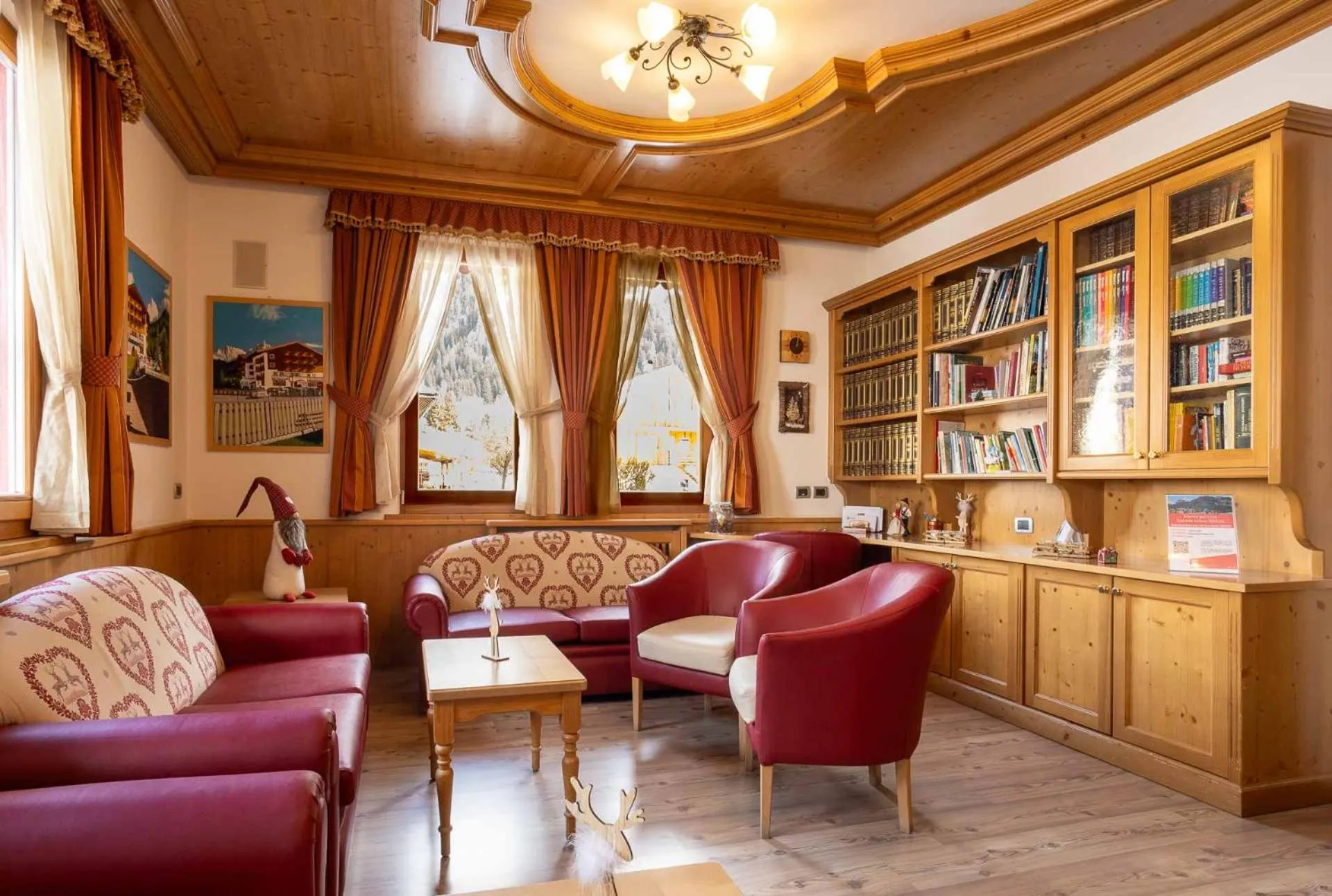 Communal lounge/ TV room in Hotel Crepei