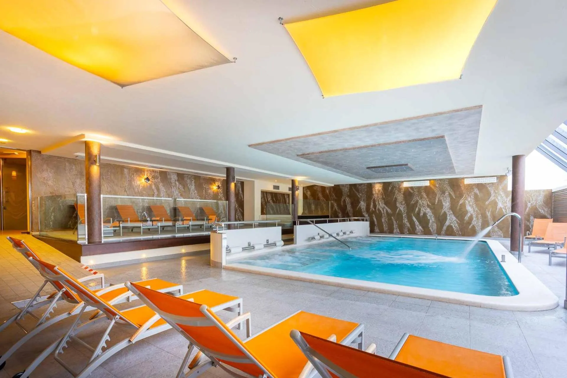 Swimming pool in Hotel Crepei